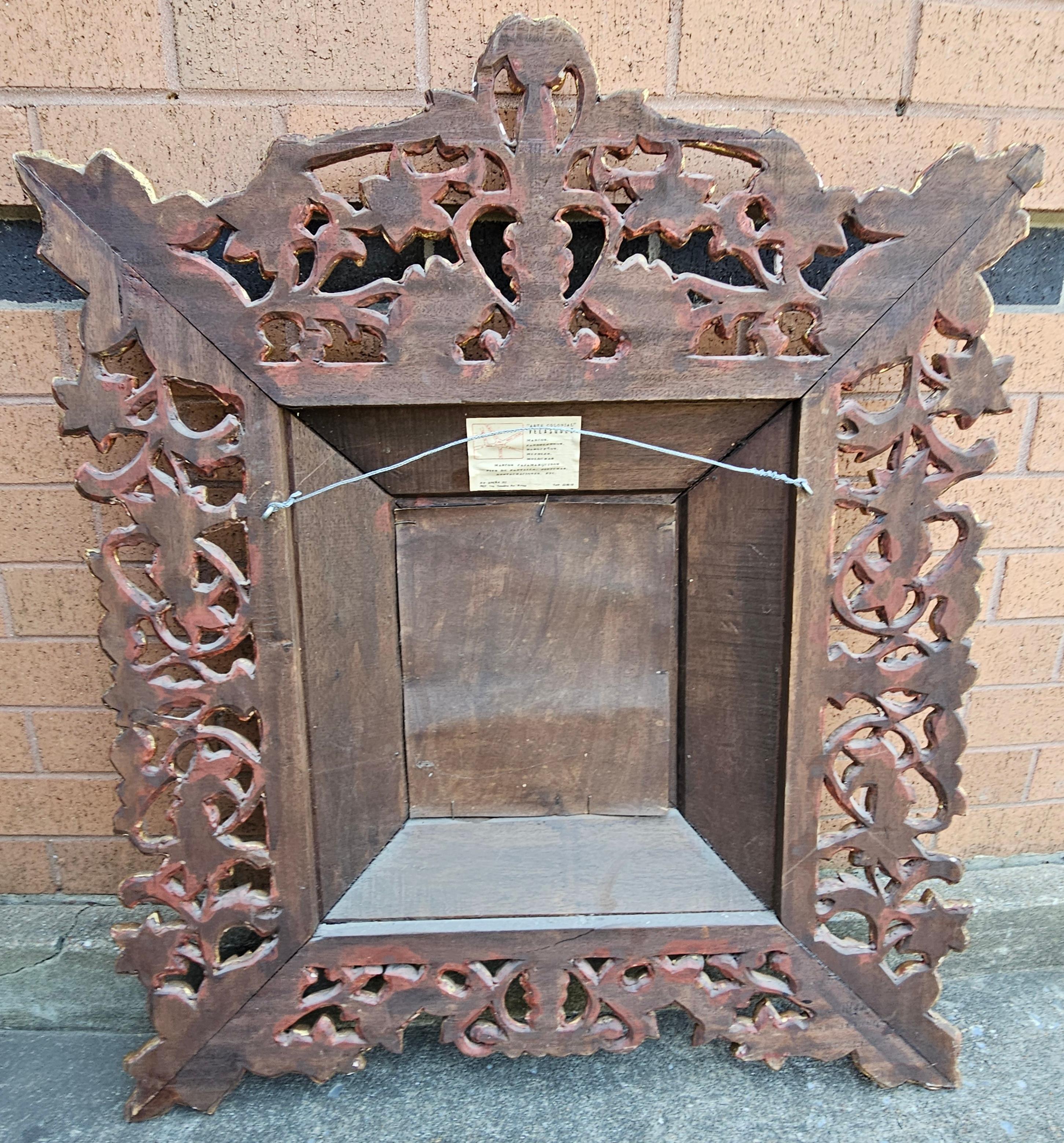 Gran Espejo de Pared Colonial Español Decorado con Madera Dorada y Finas Lentejuelas en venta 3