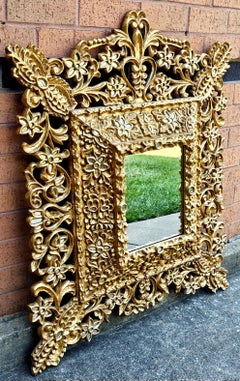 Gran Espejo de Pared Colonial Español Decorado con Madera Dorada y Finas Lentejuelas