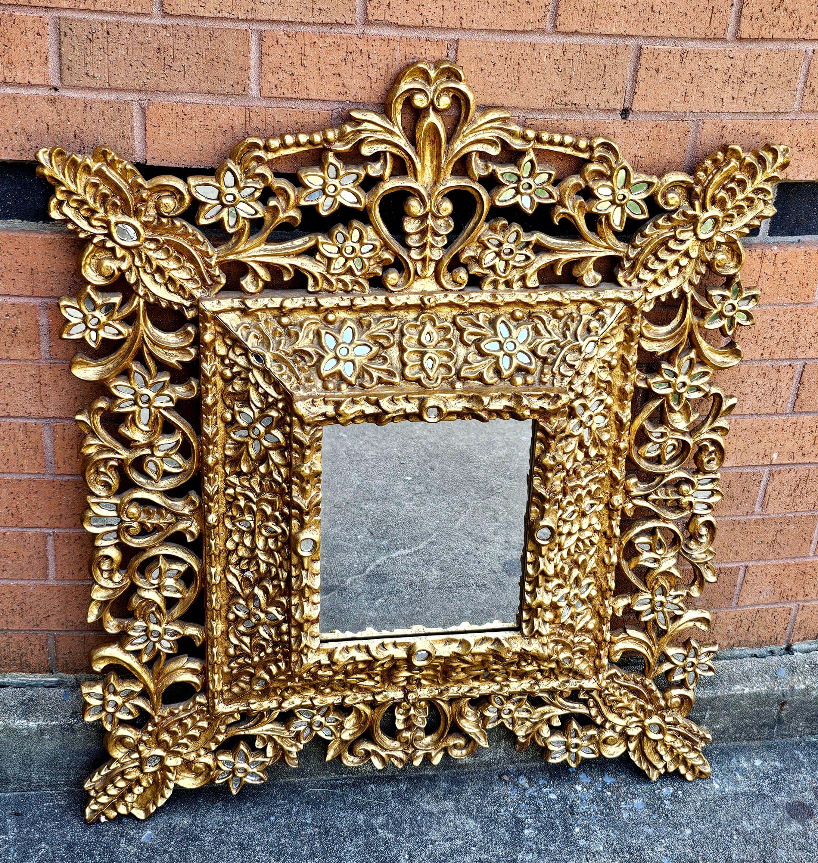 Gran Espejo de Pared Colonial Español Decorado con Madera Dorada y Finas Lentejuelas Colonial español en venta
