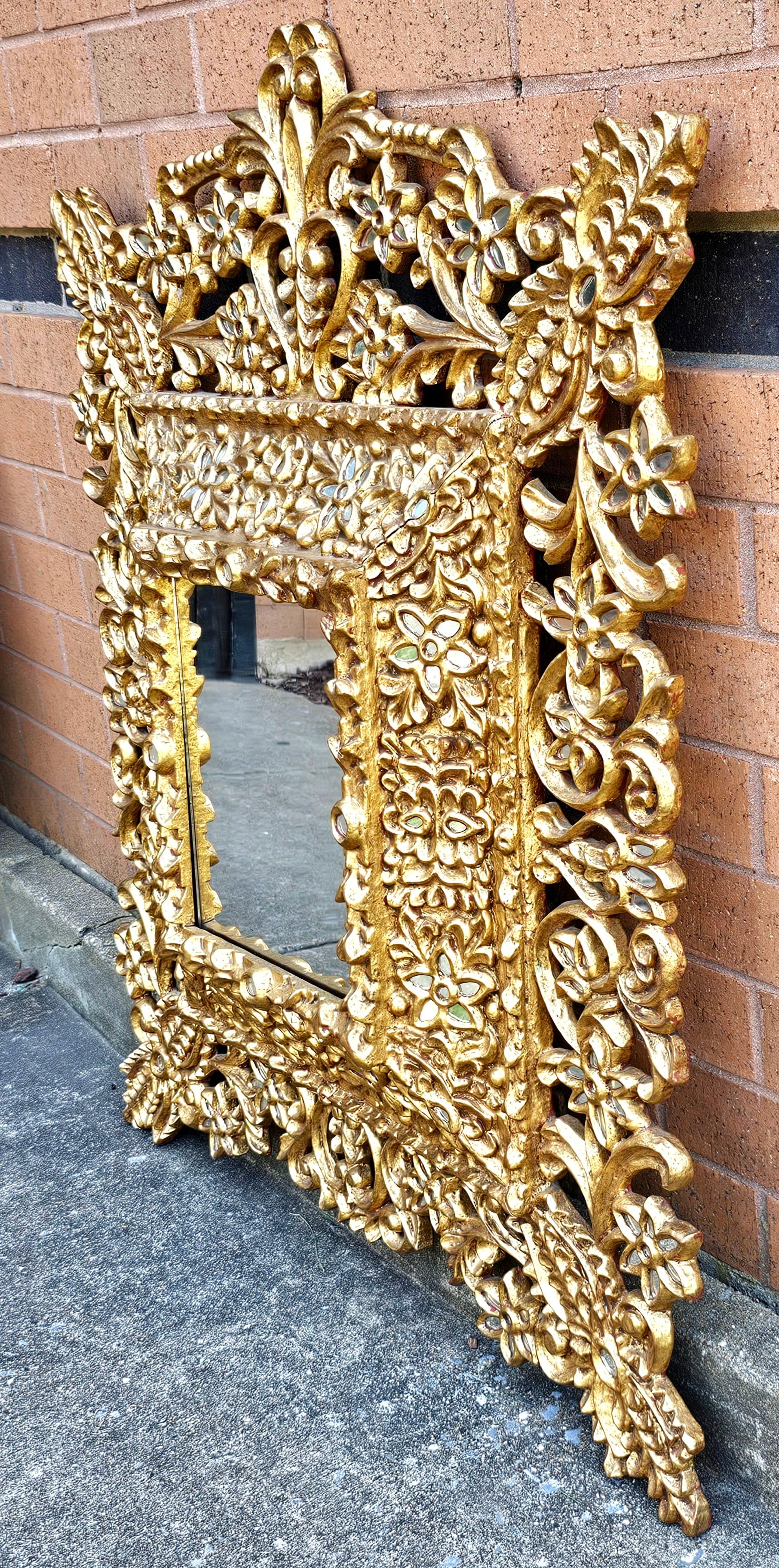 Gran Espejo de Pared Colonial Español Decorado con Madera Dorada y Finas Lentejuelas Dorado en venta