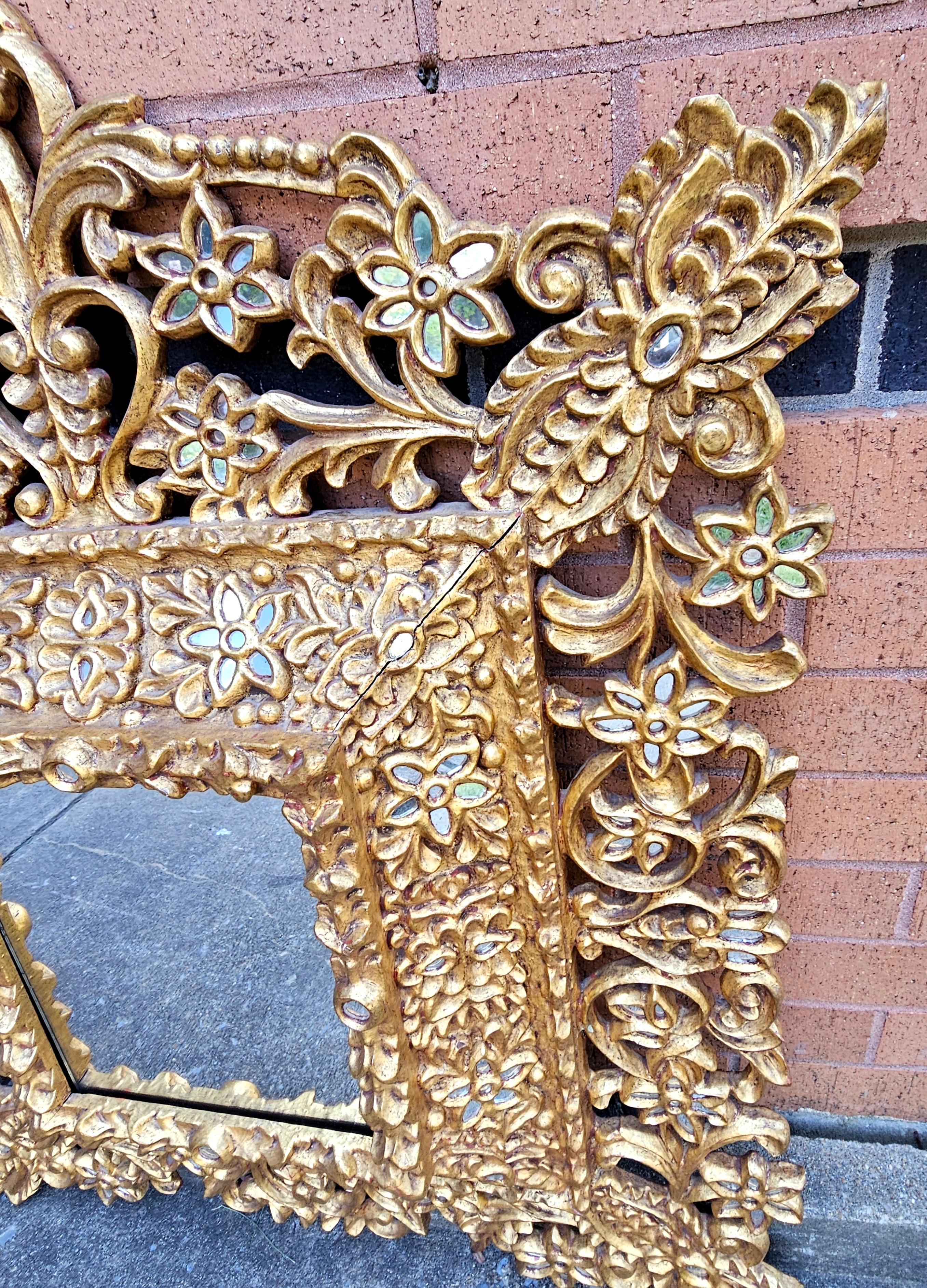 Gran Espejo de Pared Colonial Español Decorado con Madera Dorada y Finas Lentejuelas en Bueno estado para la venta en Germantown, MD