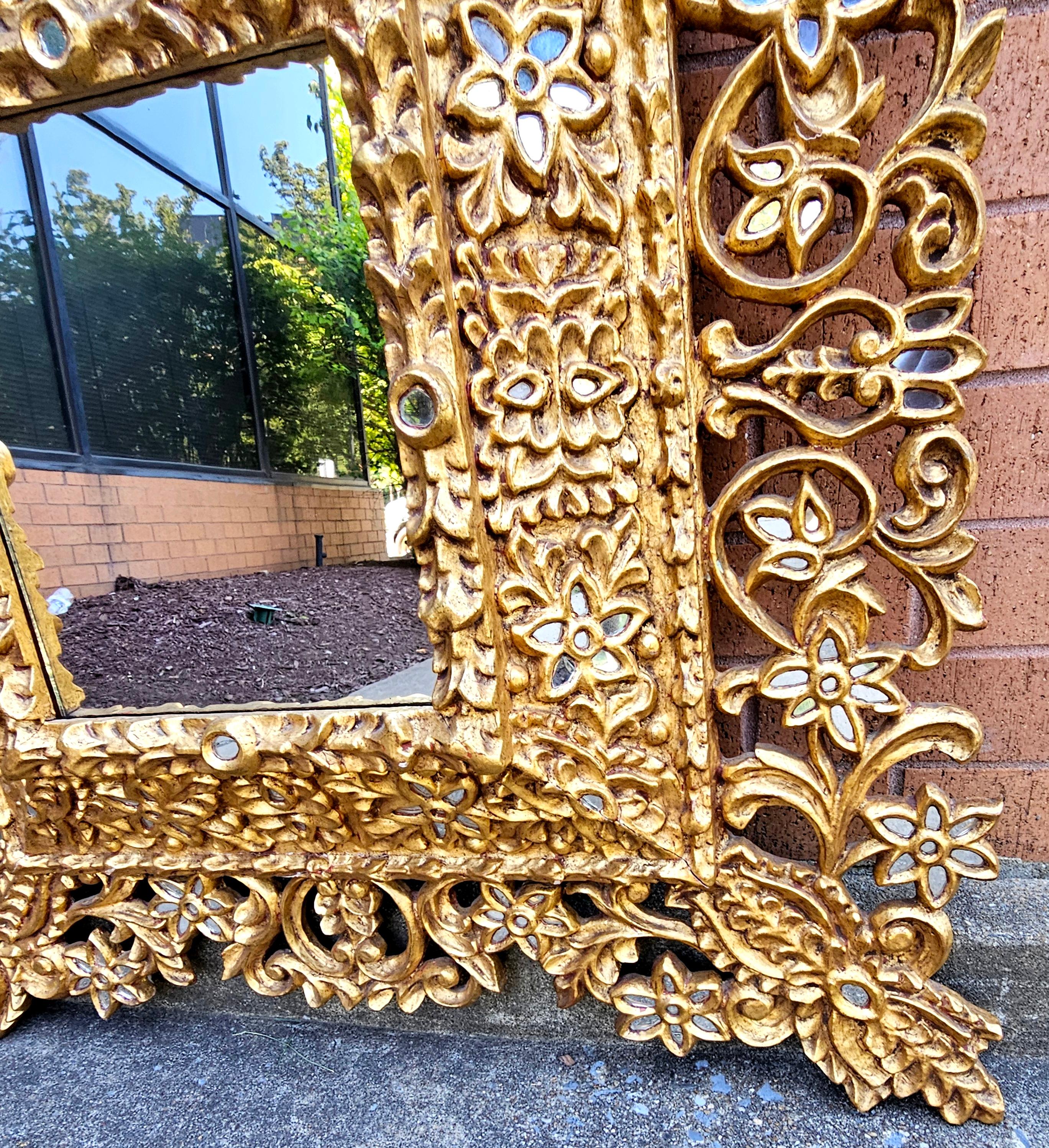 Gran Espejo de Pared Colonial Español Decorado con Madera Dorada y Finas Lentejuelas en venta 1