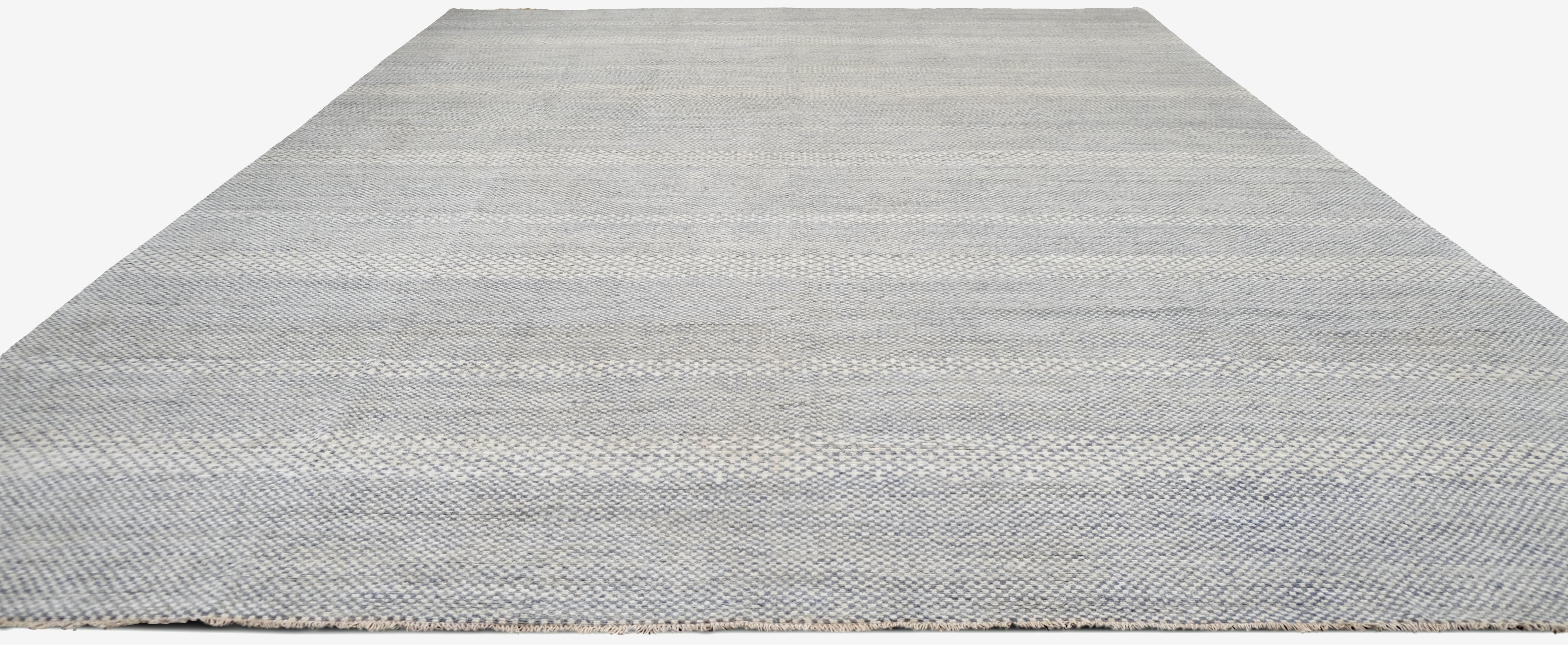 Spanifornia Blau und Elfenbein gestreifter strukturierter Wollteppich 11'9''x16' (Moderne) im Angebot
