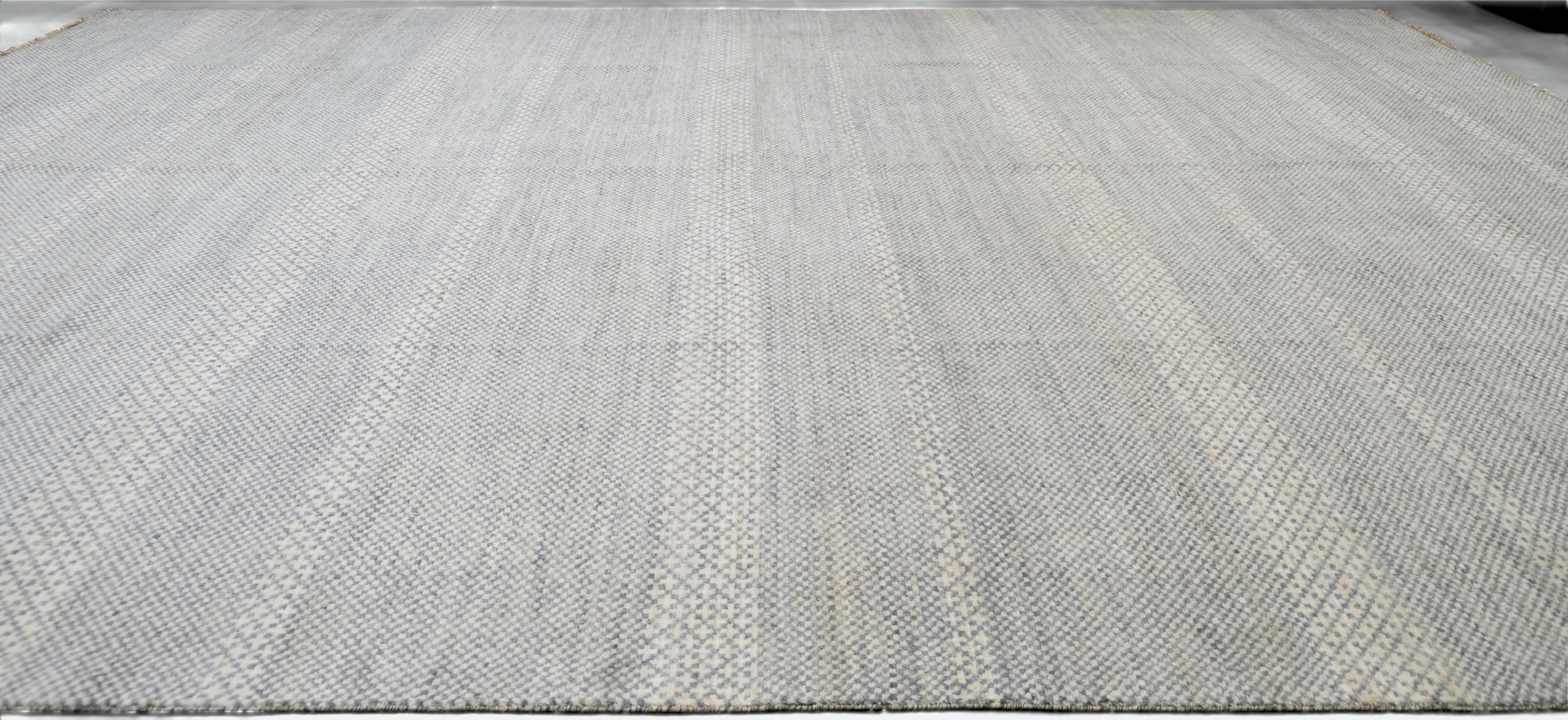 Spanifornia Blau und Elfenbein gestreifter strukturierter Wollteppich 11'9''x16' (Handgeknüpft) im Angebot