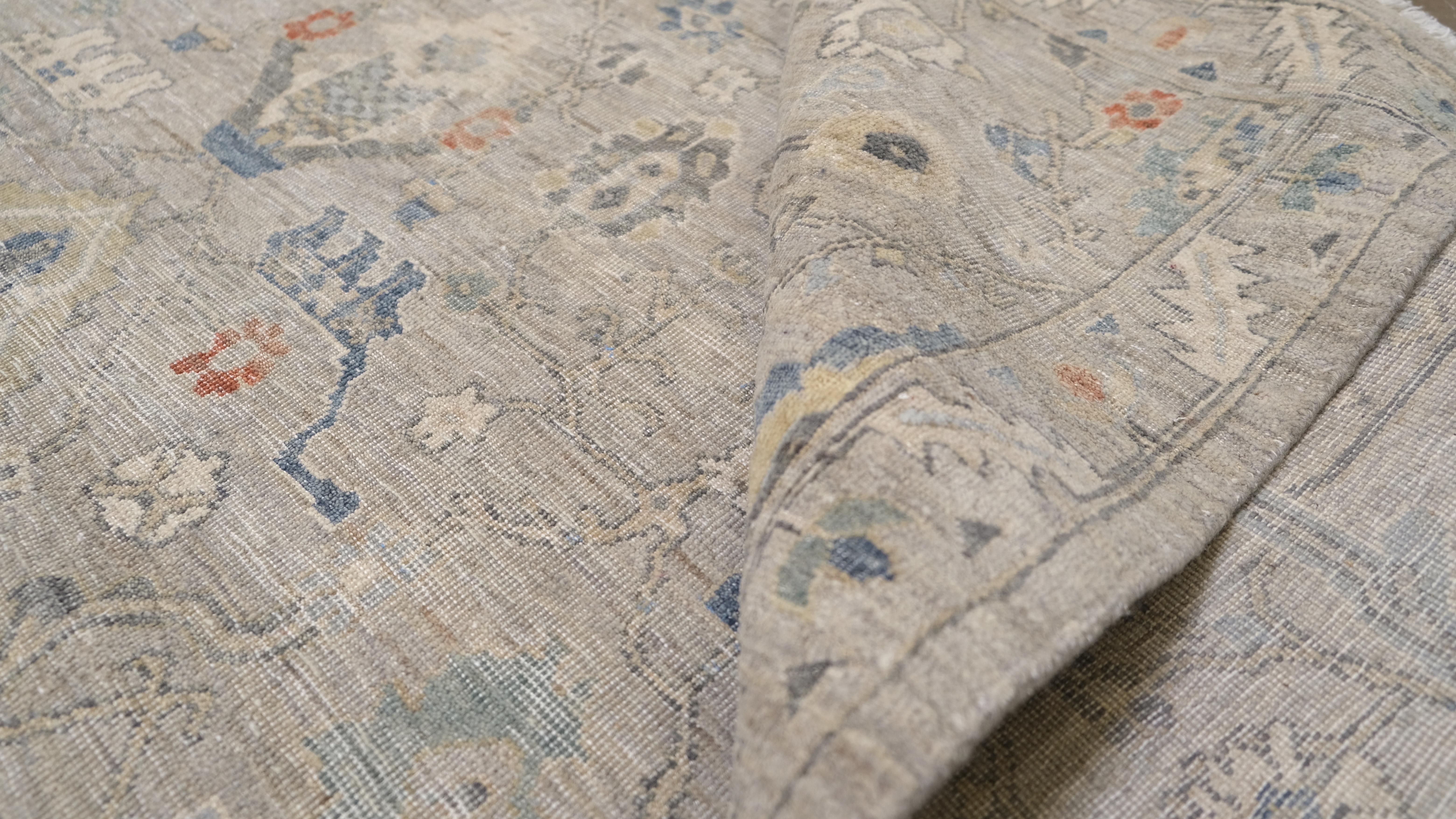 Verschönern Sie Ihren Wohnraum mit diesem exquisiten, handgeknüpften Wollteppich, der ein raffiniertes, entspanntes, traditionelles Design aufweist.  Motiv in einer harmonischen Farbpalette aus sanften Neutraltönen, Rost, Taupe, gedämpften Blautönen