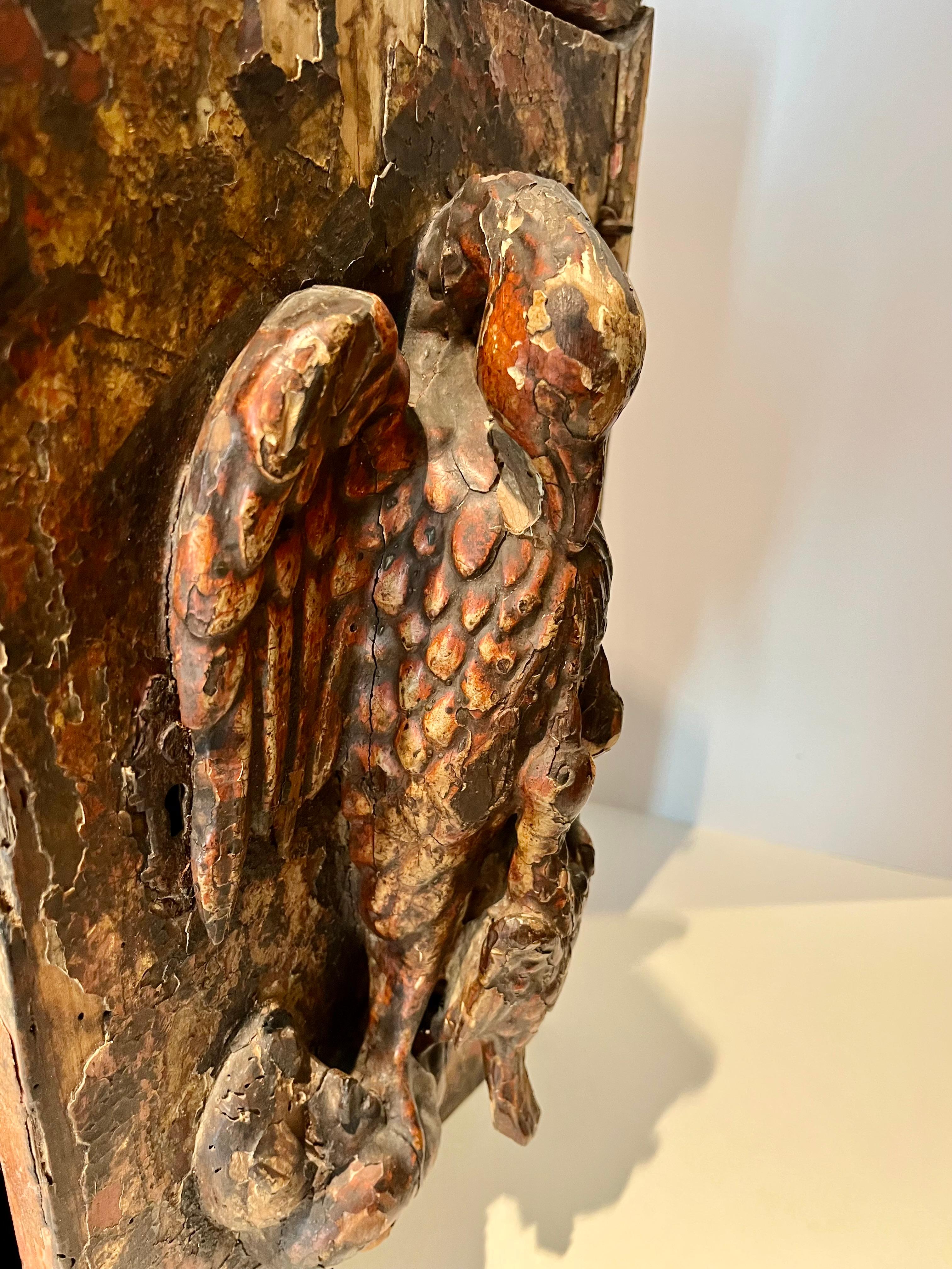 Sculpté à la main Tabernacle en bois de la Renaissance espagnole du C.I.C., Le Pélican dans sa piété. en vente