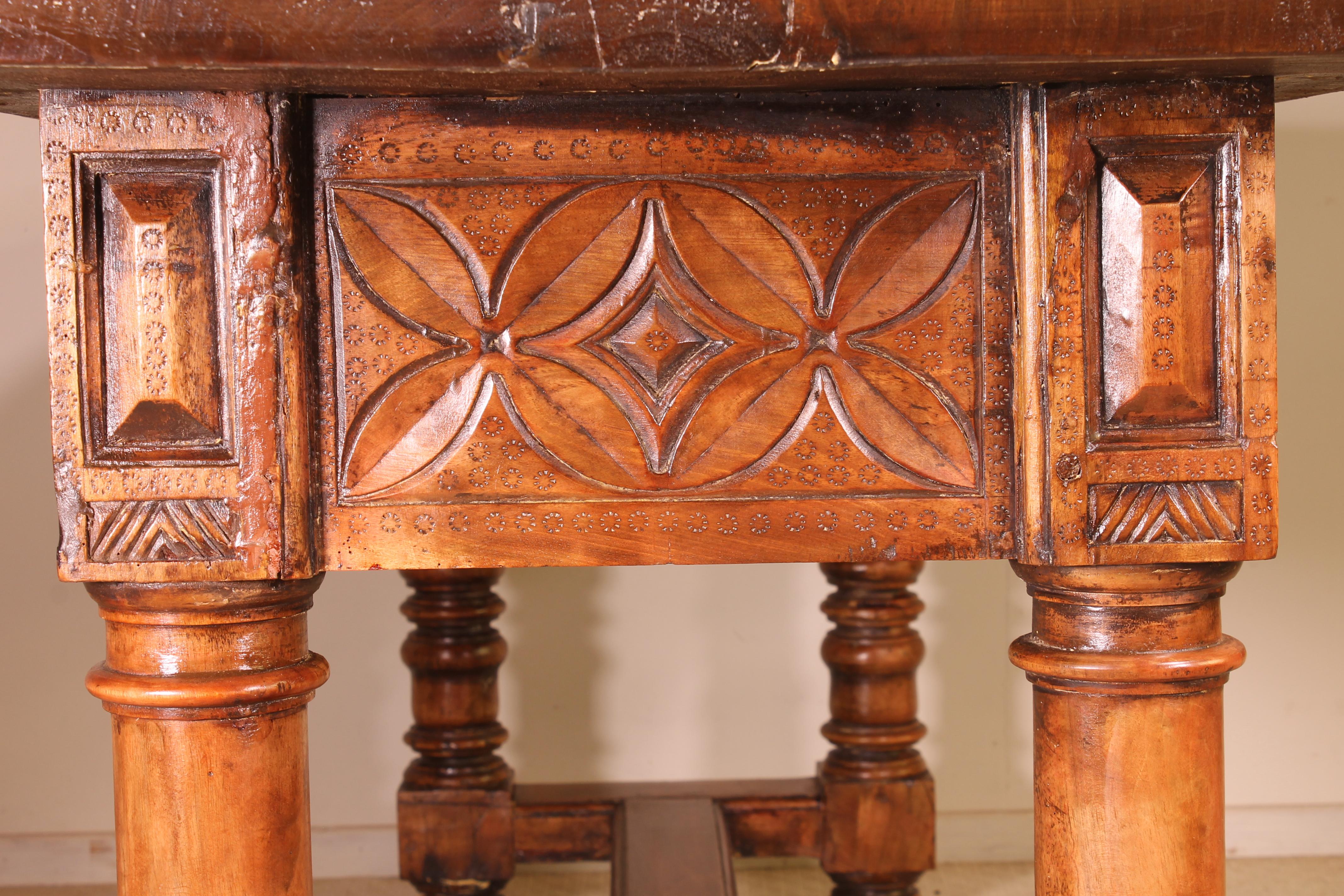 Spanish 16th Century Console or Sofa Table in Walnut and Chestnut 1