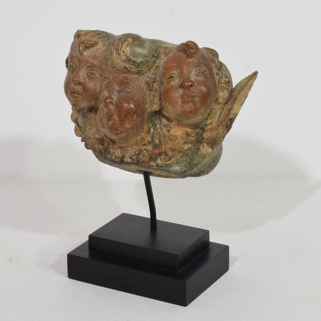 Precioso grupo tallado a mano de cabezas de ángel aladas. Se aprecian maravillosos restos de pintura y la madera tiene una preciosa pátina natural debido a su elevada antigüedad
España, hacia 1650-1750 Envejecido. 
Medida aquí abajo incluida la base
