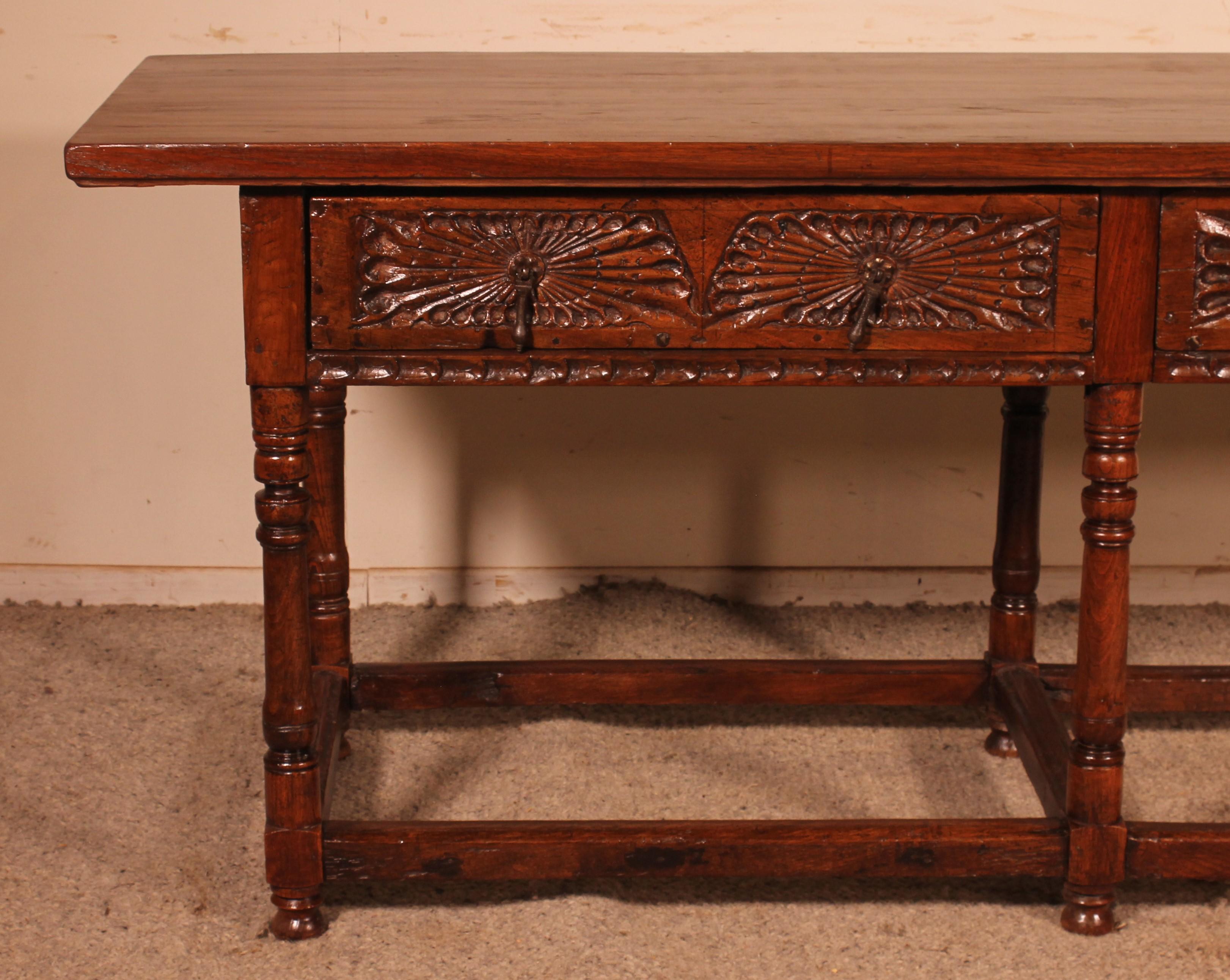 Superb console of the Spanish Renaissance in chestnut from the 17th century

Very elegant table which has two carved drawers in the belt. We can find the same sculpture on both sides The table has been worked on both sides. It is therefore possible