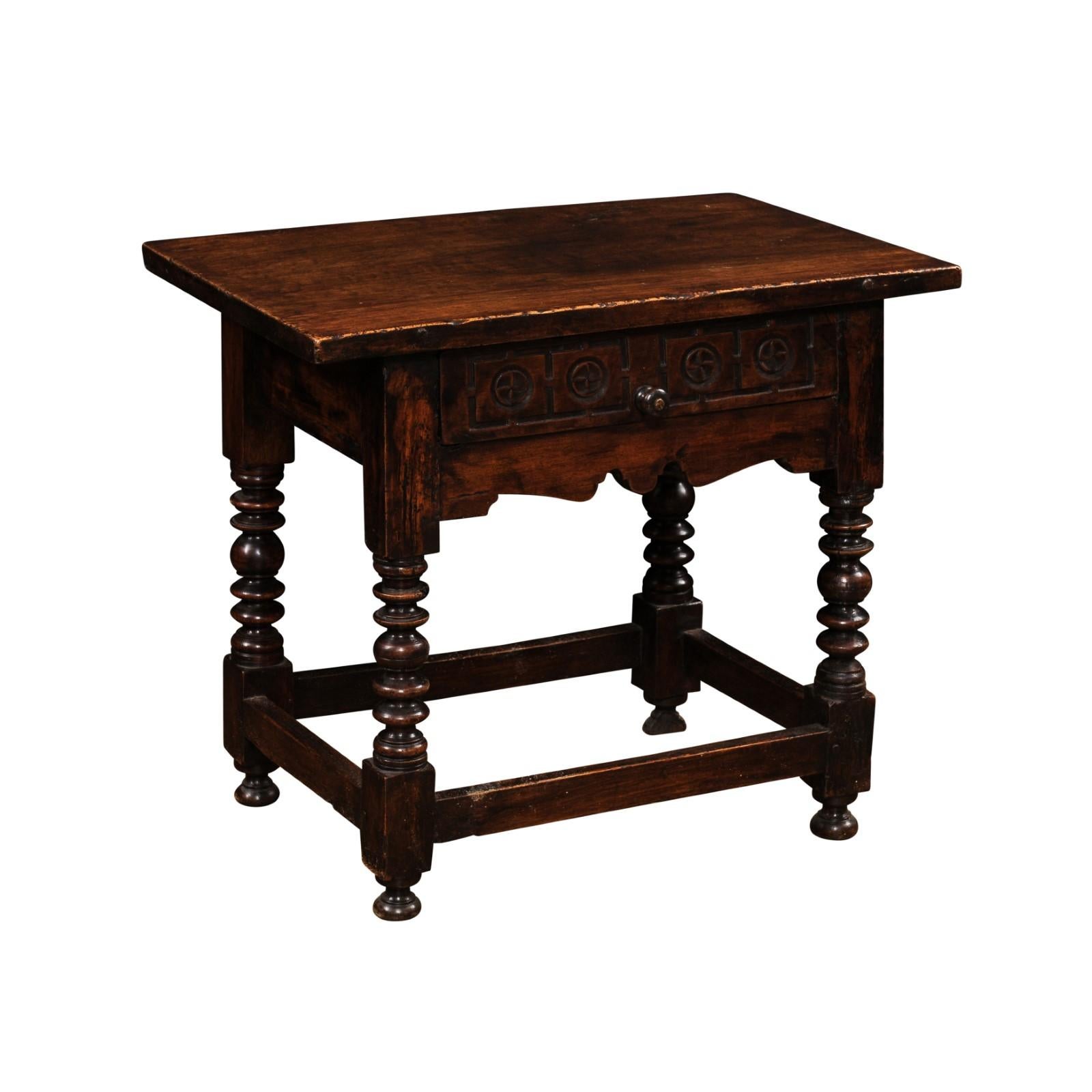 Table d'appoint espagnole vers 1770 avec un seul tiroir à queue d'aronde et des rosettes sculptées. Cette table d'appoint espagnole, datant d'environ 1770, est un remarquable meuble ancien qui allie utilité et charme historique. Fabriquée avec une