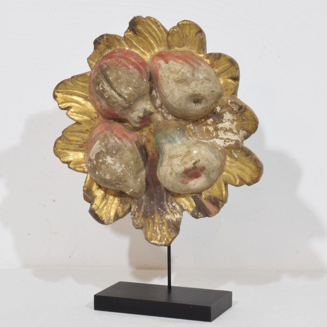 Magnifique ornement doré. Bien détaillé avec des fruits baroques.
Espagne vers 1650-1750
Usure, petites pertes 

Les mesures ci-dessous sont celles de la plus grande pièce et incluent le socle en bois.
H:33cm  L:24cm P:9cm 