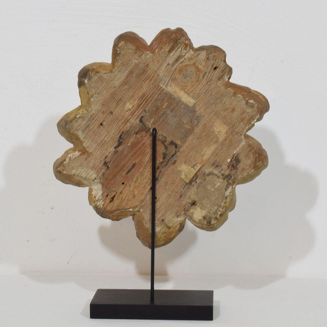 Sculpté à la main Ornement baroque espagnol du 17e-18e siècle en bois doré en vente