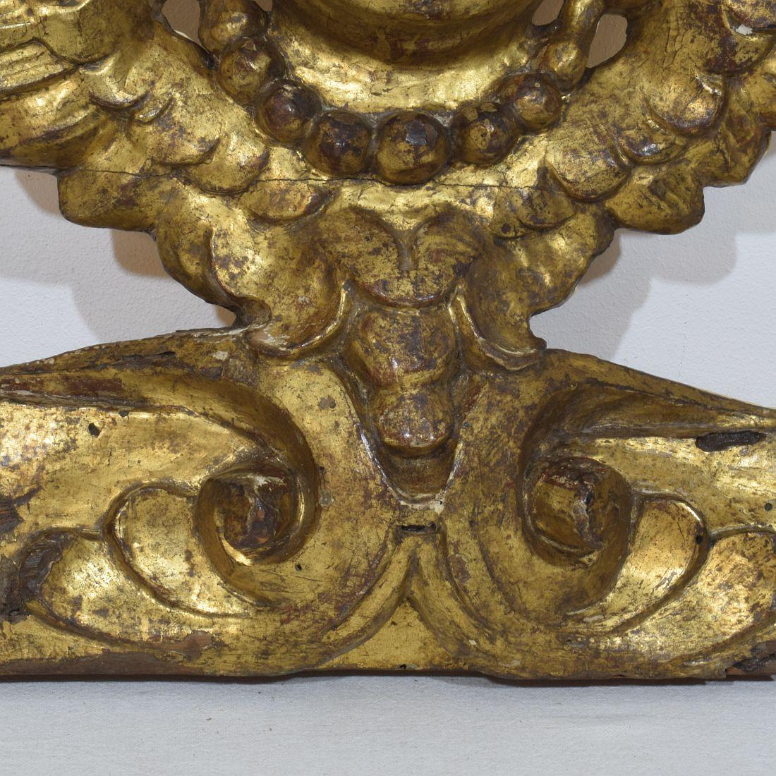 Frontón barroco español del siglo XVII/XVIII con cabeza de ángel alado en venta 3