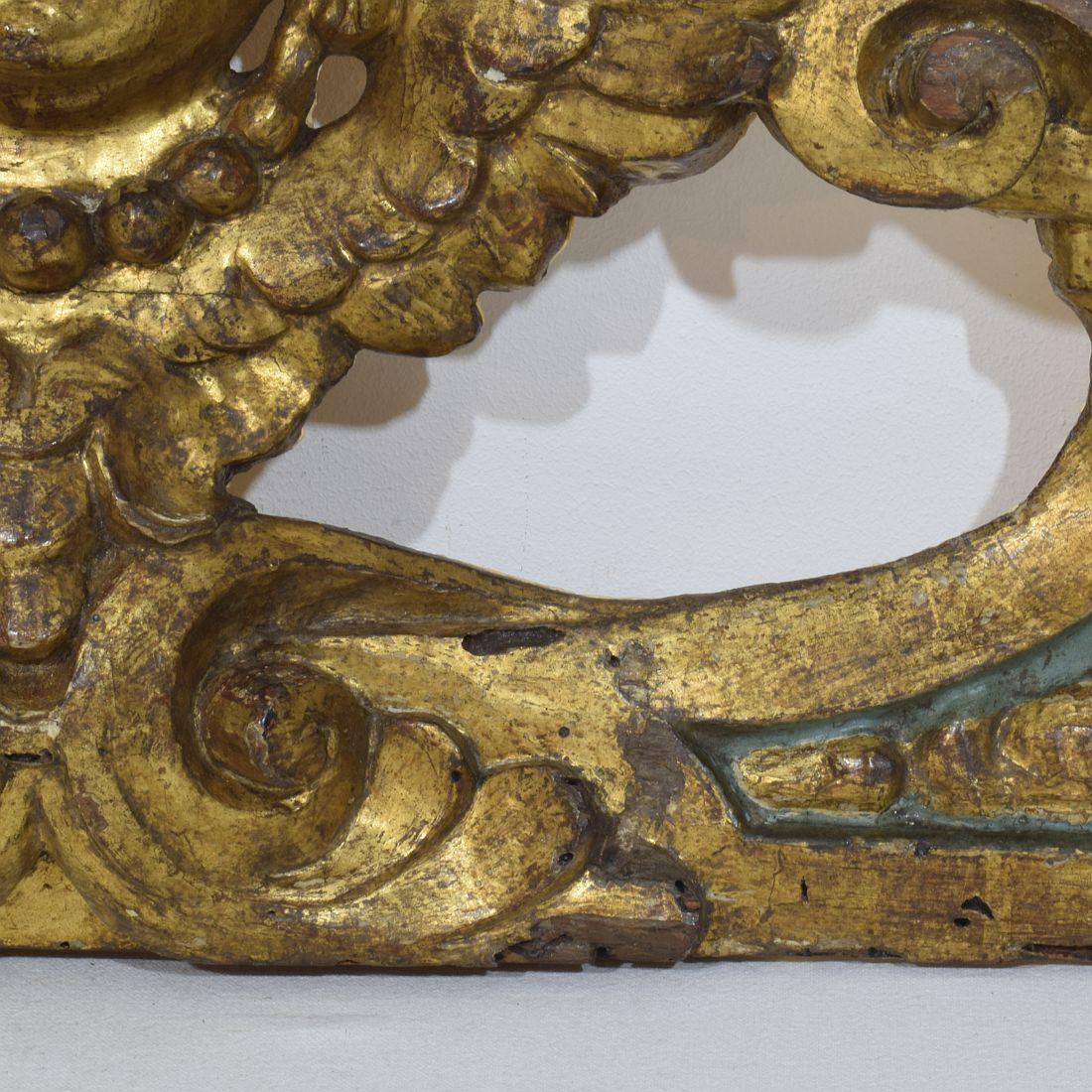 Frontón barroco español del siglo XVII/XVIII con cabeza de ángel alado en venta 4