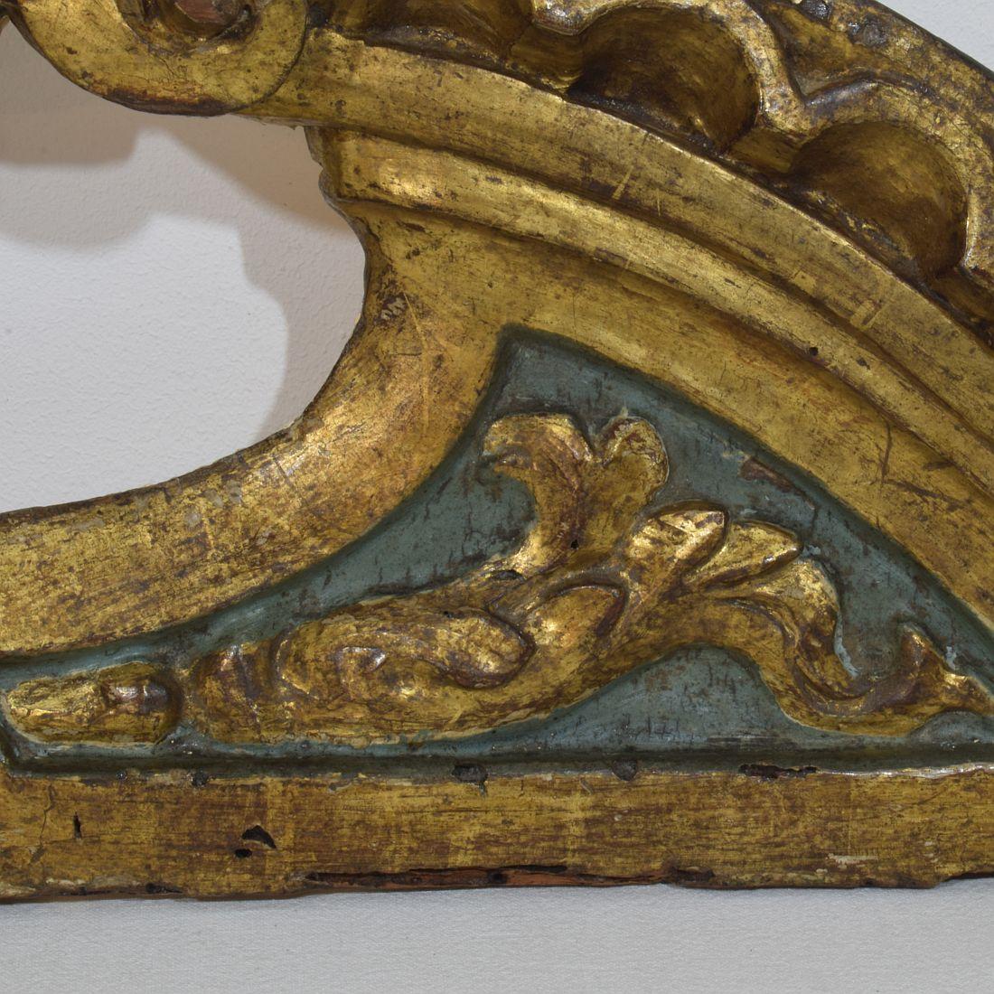 Frontón barroco español del siglo XVII/XVIII con cabeza de ángel alado en venta 6