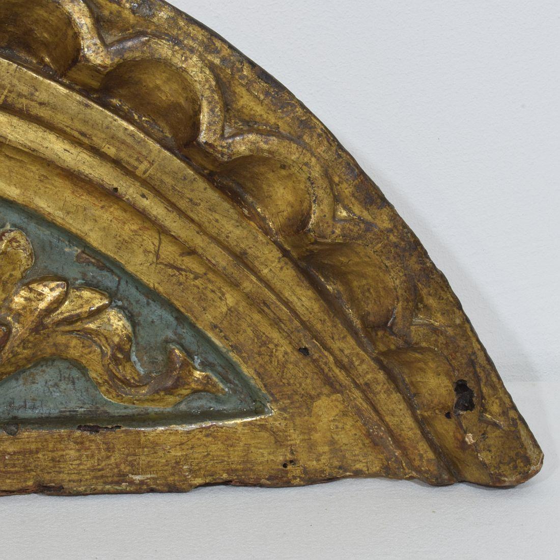 Frontón barroco español del siglo XVII/XVIII con cabeza de ángel alado en venta 7