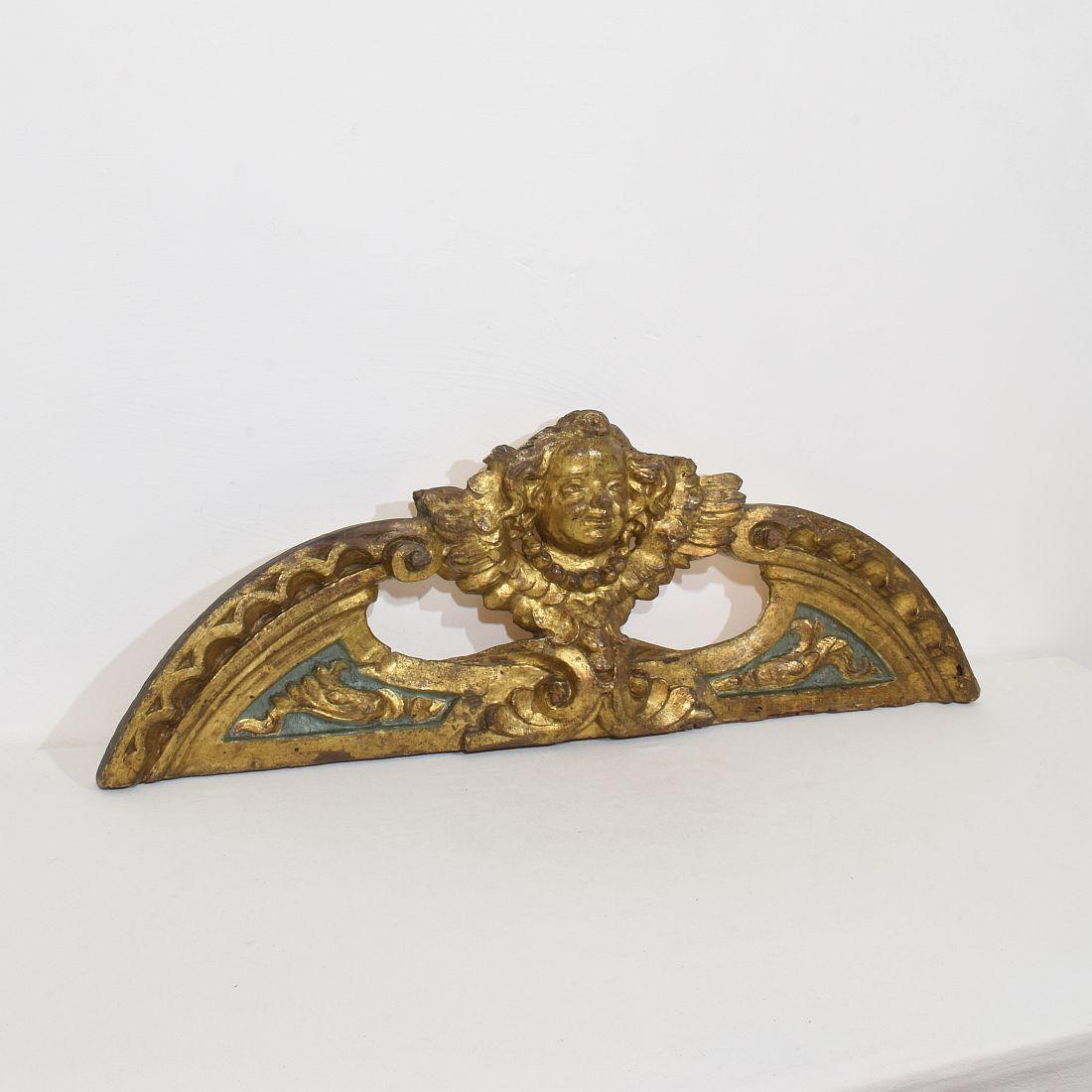 Asombroso frontón barroco de madera tallada a mano con una hermosa cabeza de ángel alada. Pieza original de época con su maravilloso color y dorado.
España hacia 1650-1750
Envejecido, pequeñas pérdidas y reparaciones antiguas.
Más fotos a