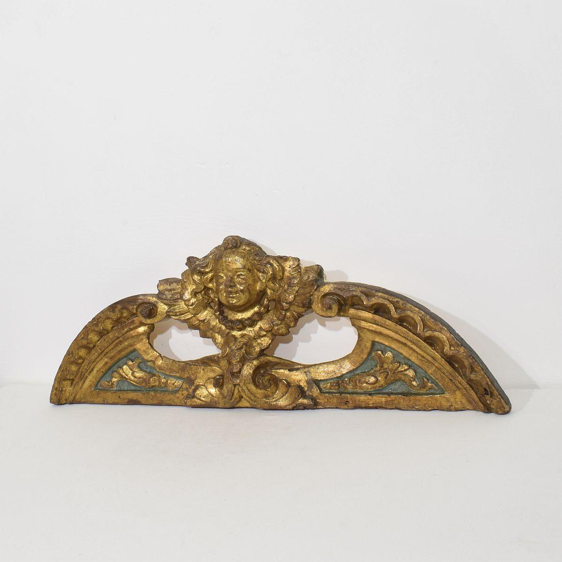 Frontón barroco español del siglo XVII/XVIII con cabeza de ángel alado Barroco en venta