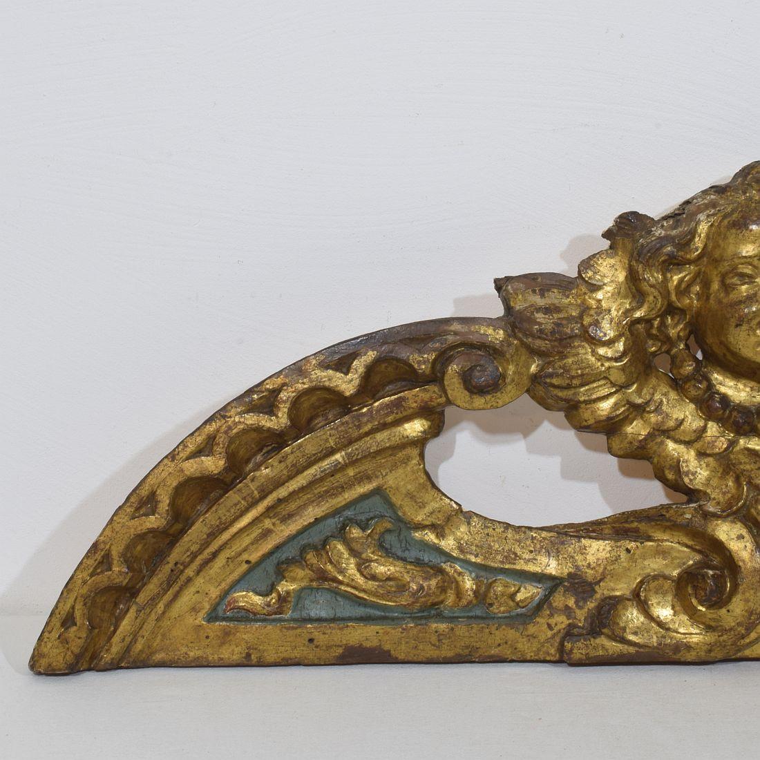 Frontón barroco español del siglo XVII/XVIII con cabeza de ángel alado Español en venta