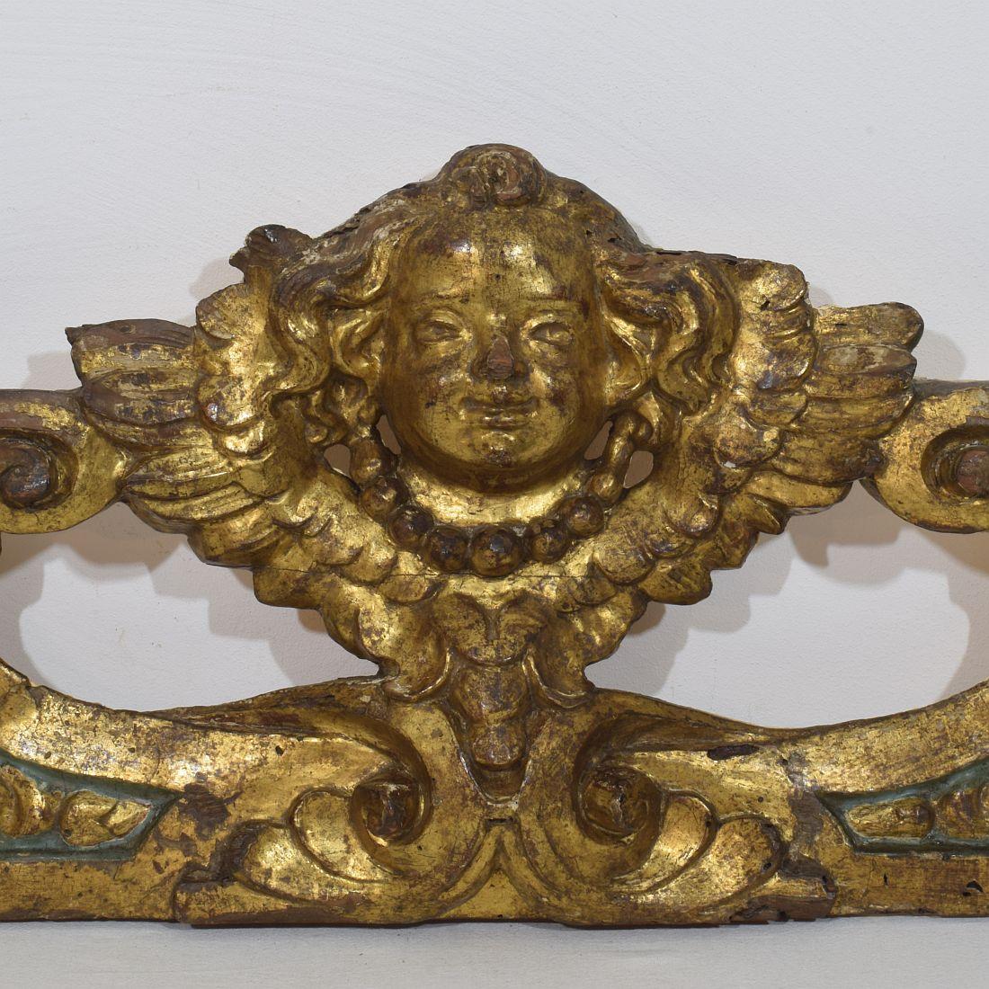 Frontón barroco español del siglo XVII/XVIII con cabeza de ángel alado Tallado a mano en venta