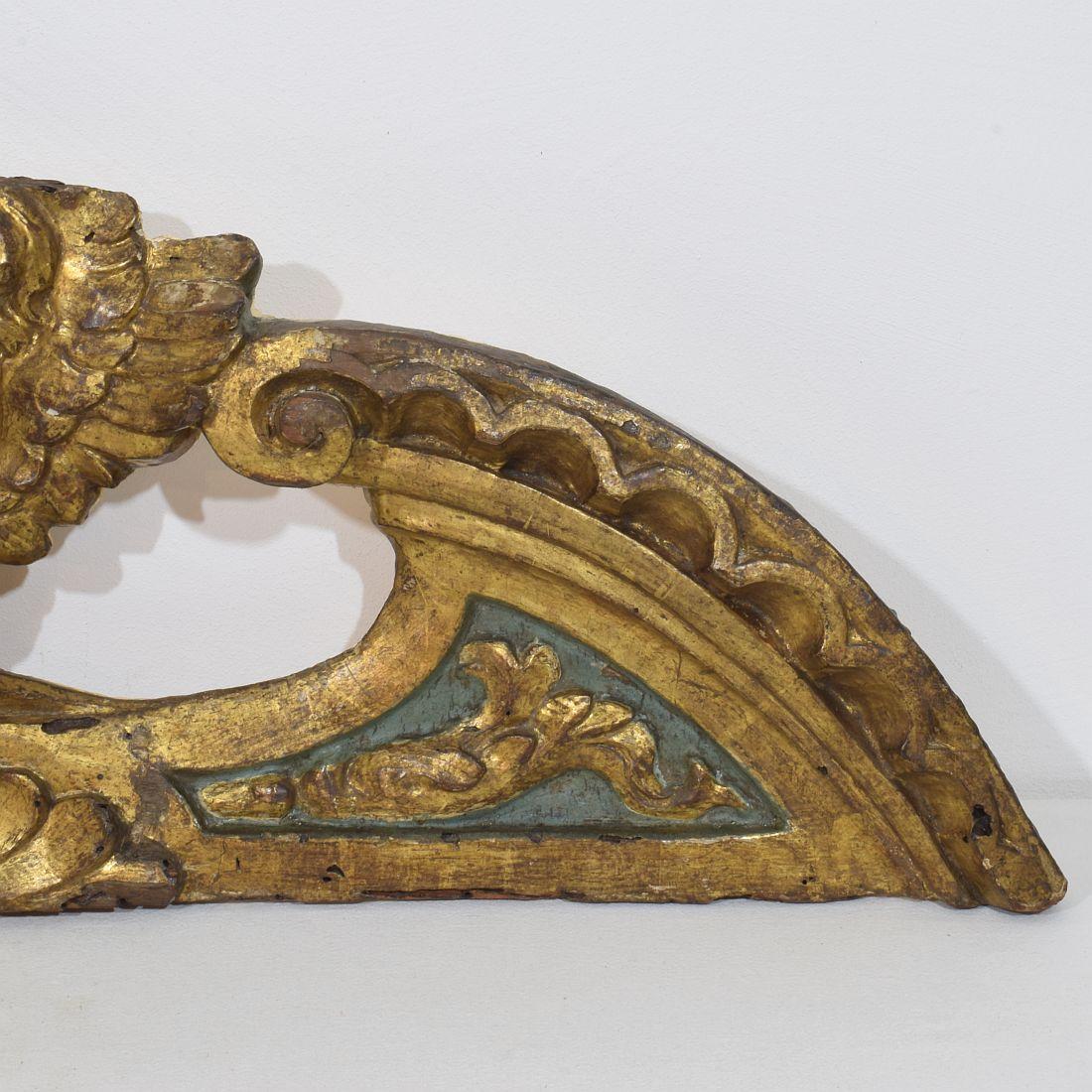 Frontón barroco español del siglo XVII/XVIII con cabeza de ángel alado en Bueno estado para la venta en Buisson, FR