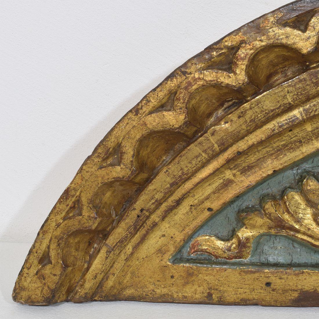 Frontón barroco español del siglo XVII/XVIII con cabeza de ángel alado siglo XVIII y antes en venta