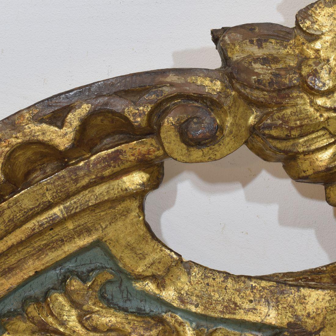 Frontón barroco español del siglo XVII/XVIII con cabeza de ángel alado Madera en venta