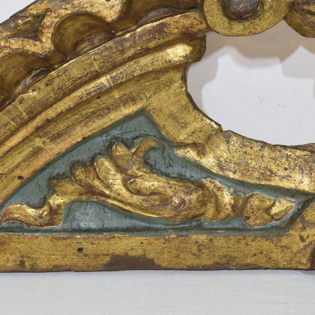 Frontón barroco español del siglo XVII/XVIII con cabeza de ángel alado en venta 1