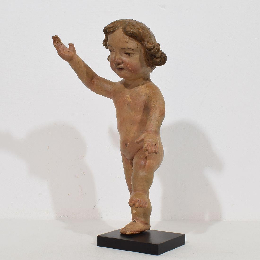 Meraviglioso  figura di angelo barocco in piedi scolpita a mano. Un pezzo unico d'epoca con la sua vernice originale.
Spagna, circa 1650-1750
Intemperie. piccole perdite.

Le misure qui sotto includono la base in legno.
H. H. 37cm  L:19,5 cm P:17,5