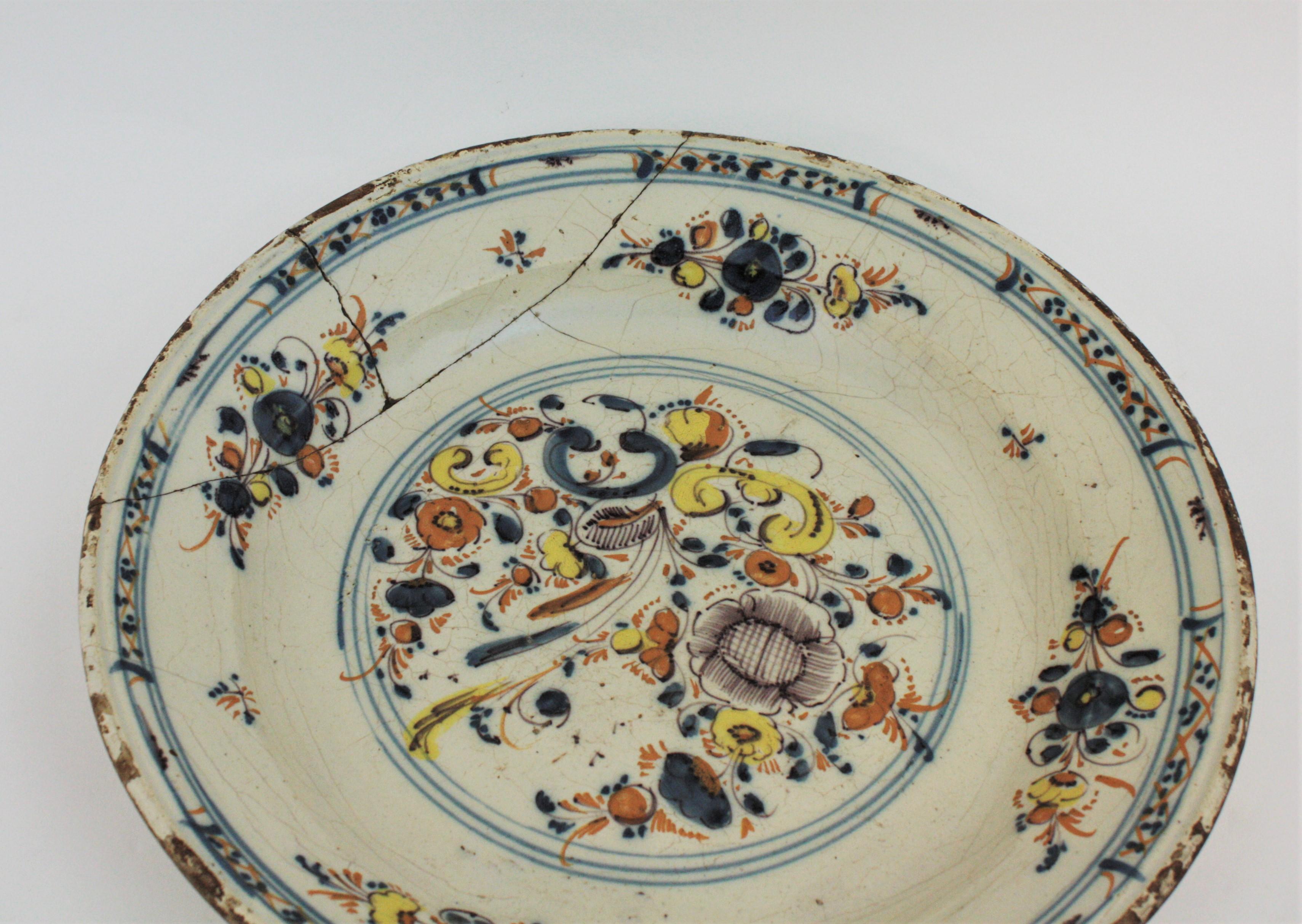 Spanish 17th Century Ceramic Circular Charger Plate, Talavera or Puente In Fair Condition In Barcelona, ES