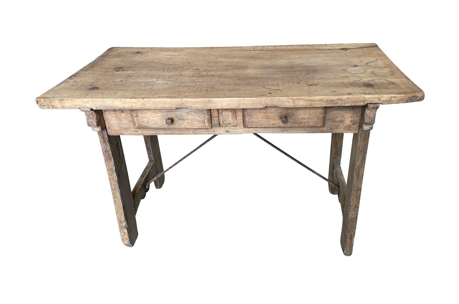 Très beau bureau - table à écrire du 17e siècle provenant de la région catalane de l'Espagne.  Construite en noyer et châtaignier, avec un plateau en bois massif, 2 tiroirs et des châssis en fer forgé.  Merveilleuse patine. 