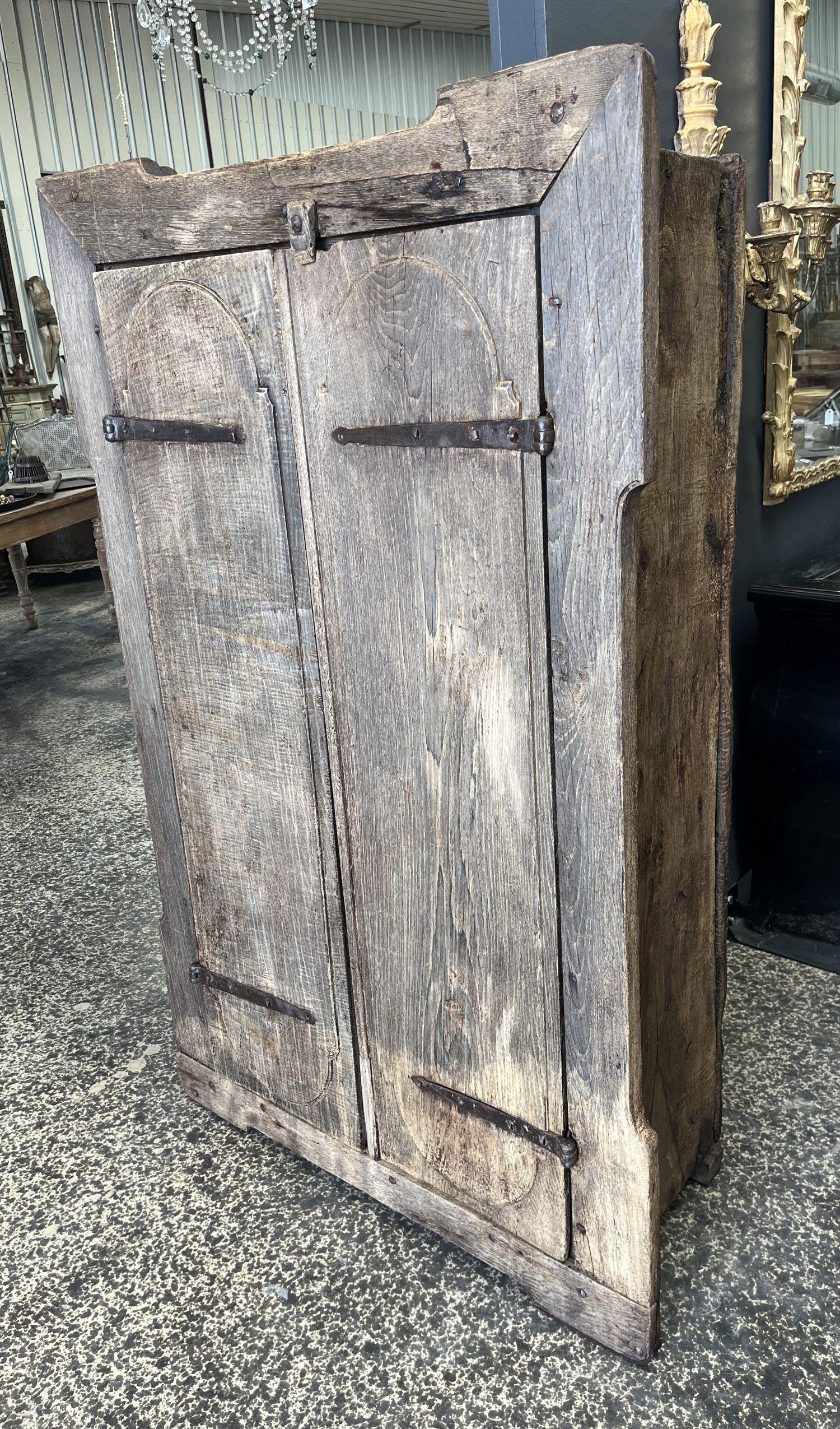 Precioso armario popular del siglo XVII procedente de la región catalana de España. Sólidamente construido con gruesos tablones de castaño. Pátina impresionante. Una fabulosa pieza de almacenaje que aporta encanto a su entorno.