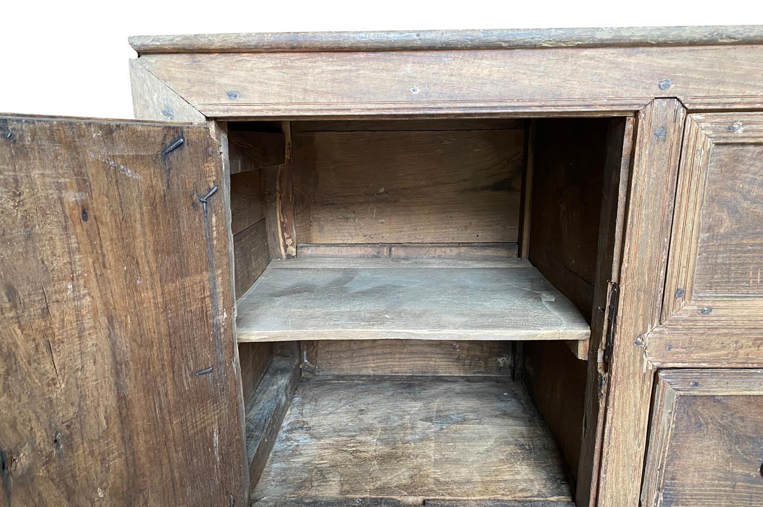 Spanish 17th Century Sacristy Buffet - Commode For Sale 3