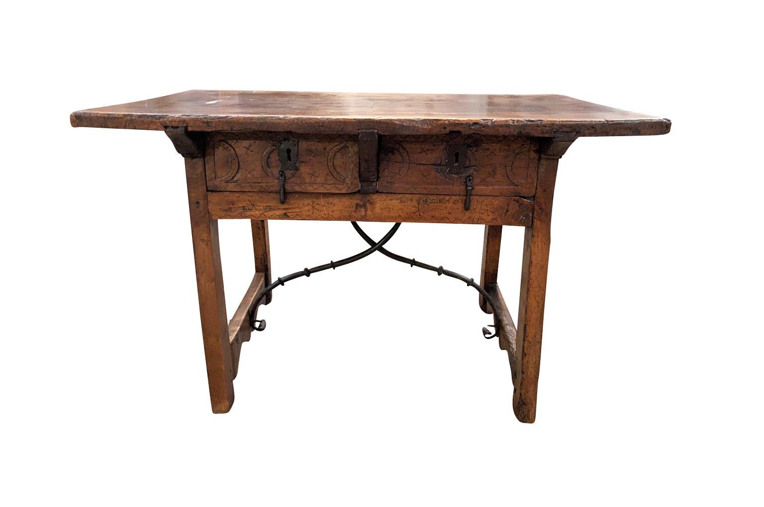 Très belle table d'appoint du 17e siècle provenant de la région catalane de l'Espagne.  Magnifiquement construit en noyer avec un plateau en bois massif, 2 tiroirs et des châssis en fer forgé à la main.  Excellente patine - riche et lumineuse.