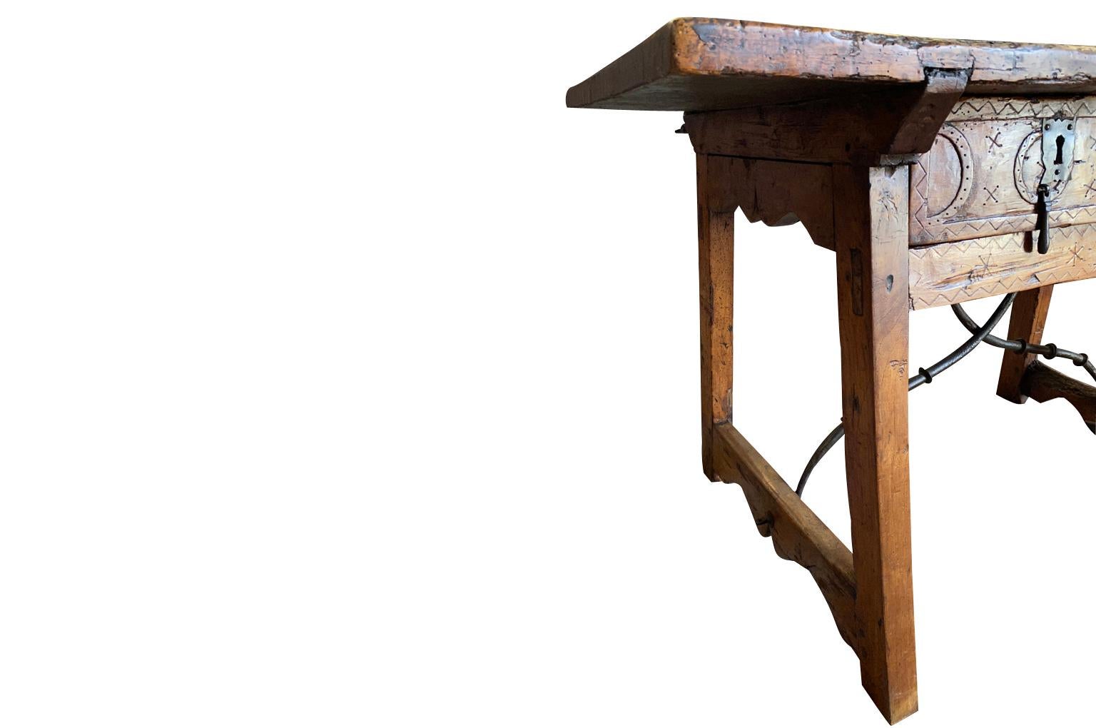 Noyer Table d'appoint espagnole du 17e siècle en vente