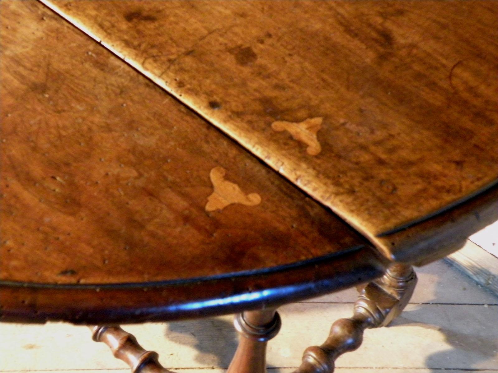 Table à abattant en noyer et marqueterie espagnole du 17e siècle en vente 2