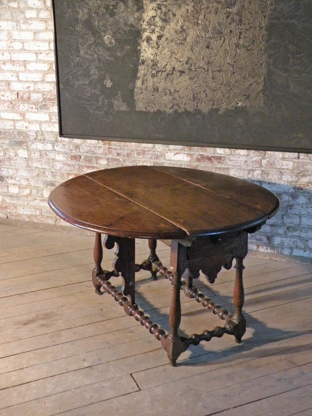 Baroque Table à abattant en noyer et marqueterie espagnole du 17e siècle en vente