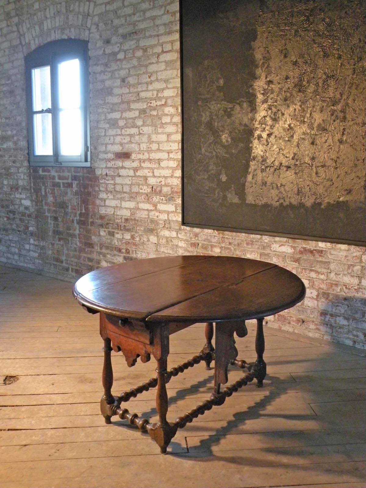 Espagnol Table à abattant en noyer et marqueterie espagnole du 17e siècle en vente