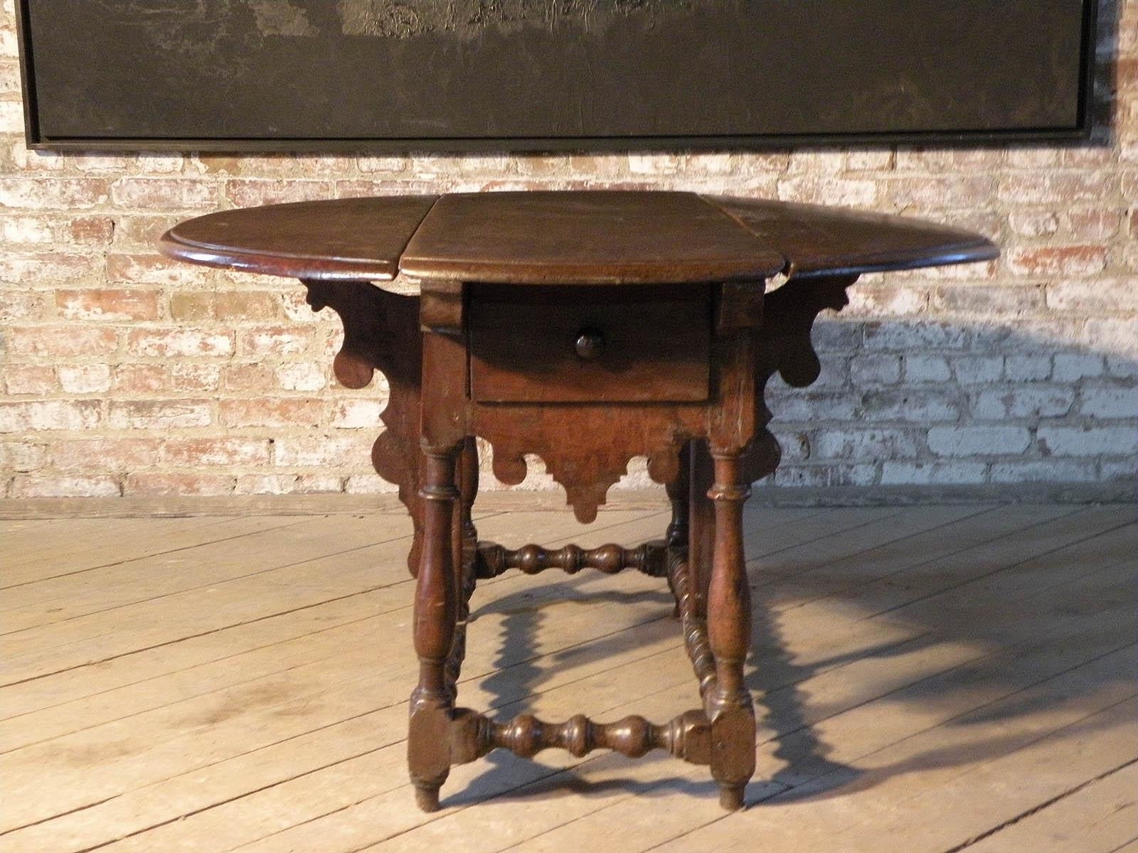 Incrusté Table à abattant en noyer et marqueterie espagnole du 17e siècle en vente