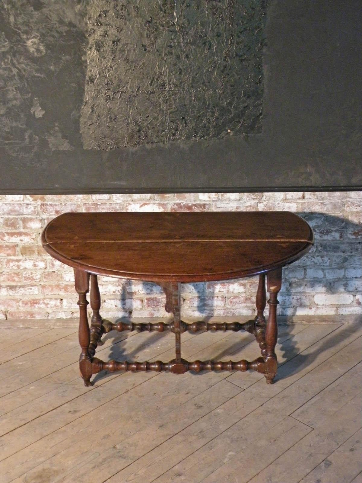 Table à abattant en noyer et marqueterie espagnole du 17e siècle Bon état - En vente à Troy, NY