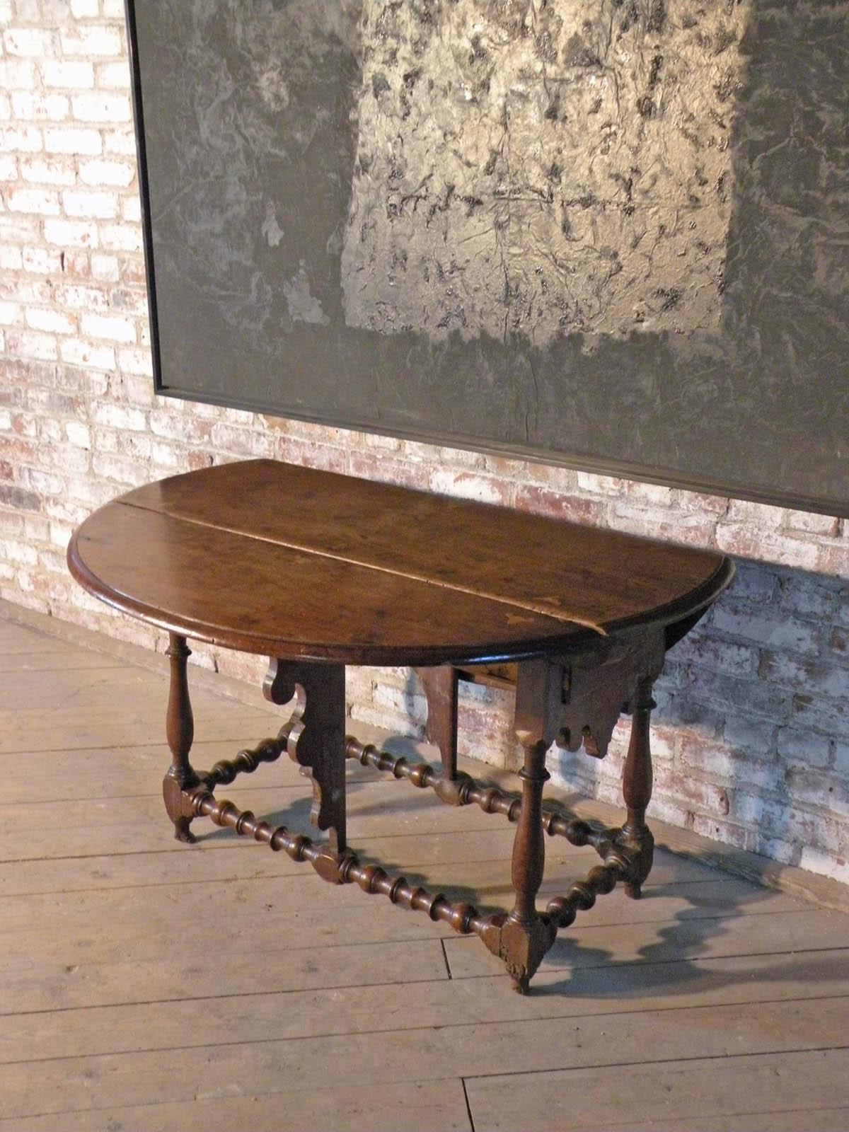 17ème siècle Table à abattant en noyer et marqueterie espagnole du 17e siècle en vente