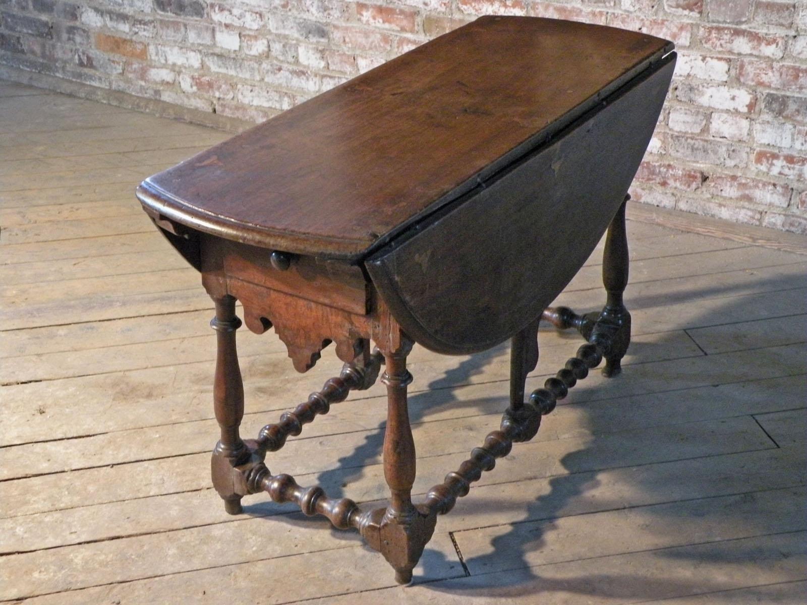 Noyer Table à abattant en noyer et marqueterie espagnole du 17e siècle en vente