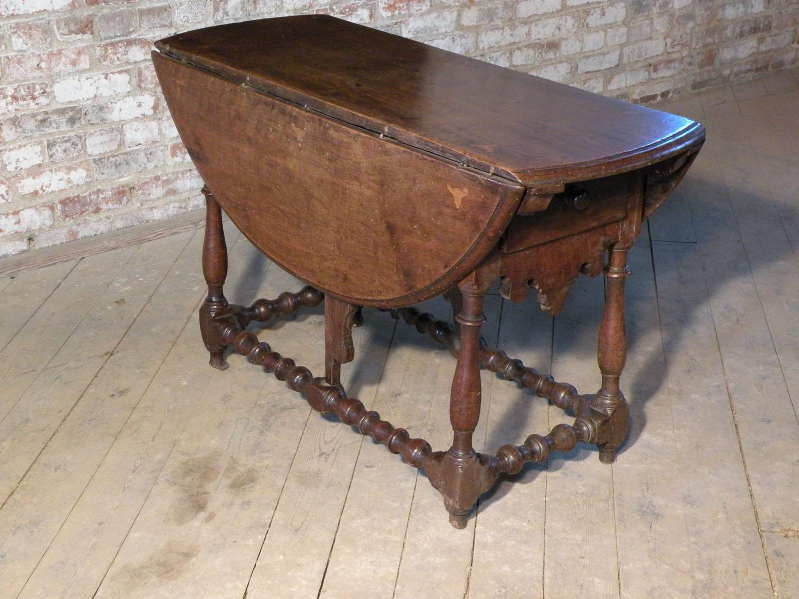 Table à abattant en noyer et marqueterie espagnole du 17e siècle en vente 1