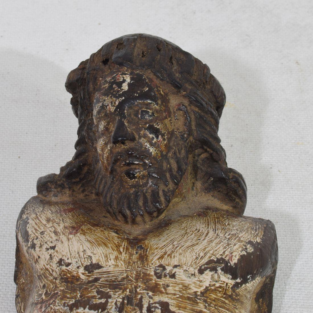 Spanisches 17. Jahrhundert  Verwittertes geschnitztes Christus-Fragment aus Holz im Angebot 10