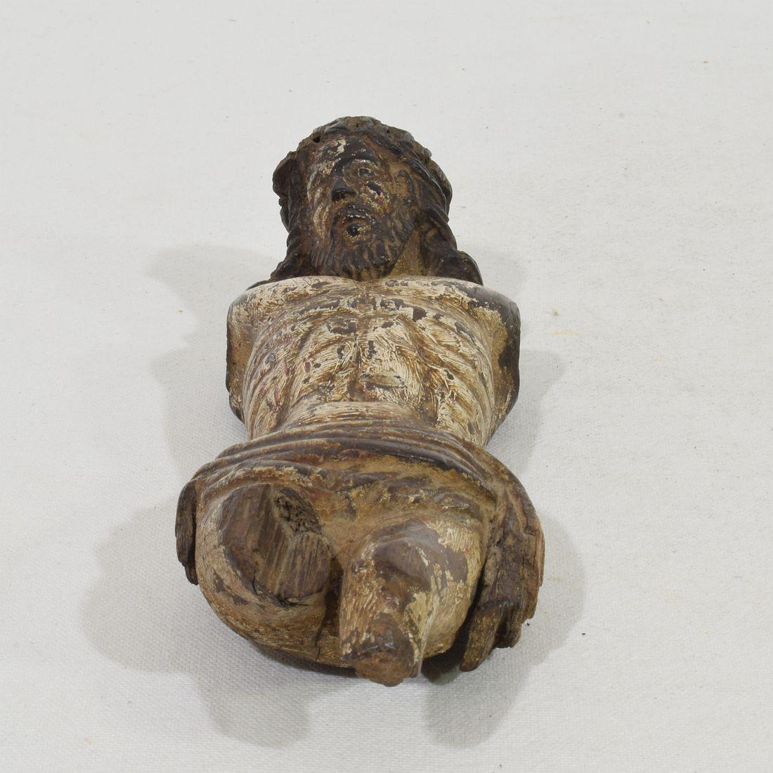 Spanisches 17. Jahrhundert  Verwittertes geschnitztes Christus-Fragment aus Holz im Angebot 12