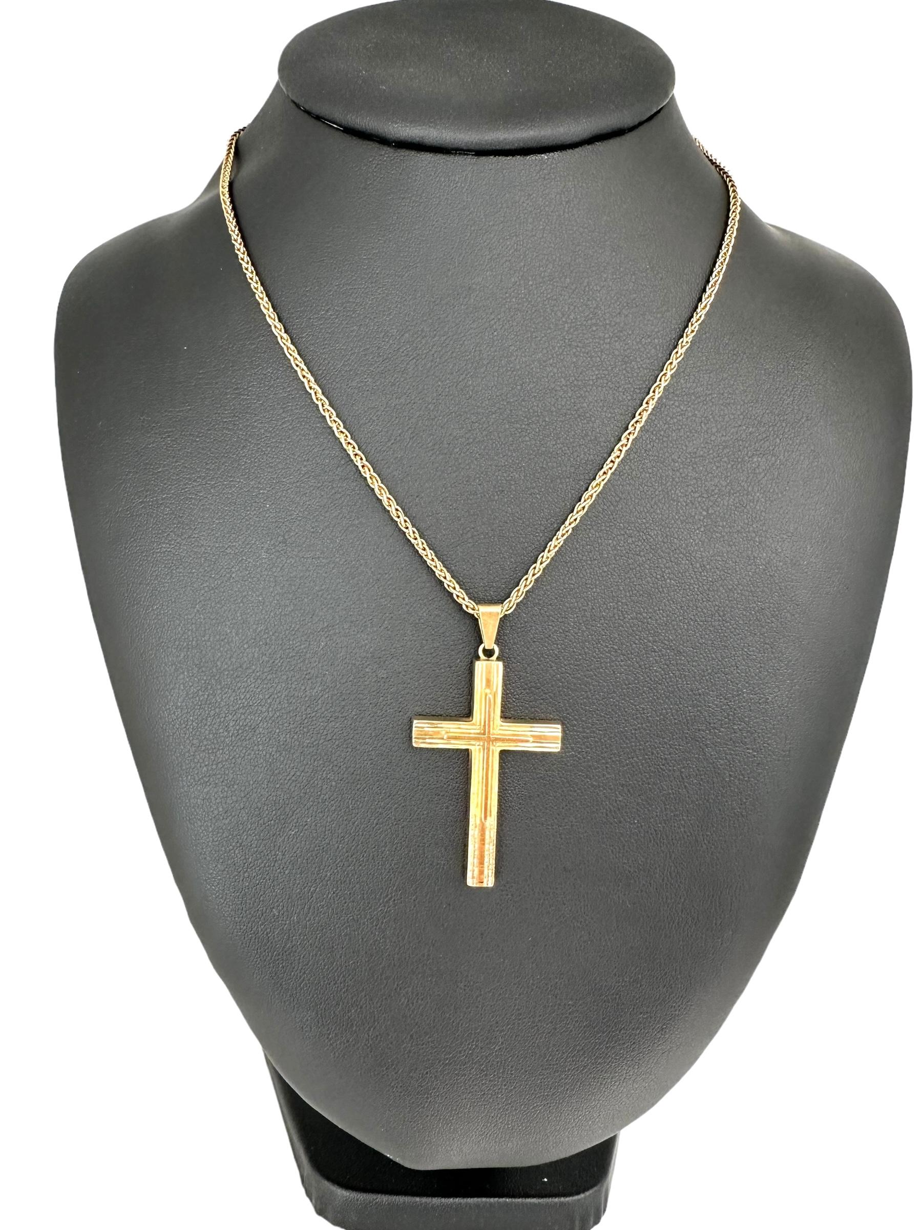 La croix espagnole en or jaune 18 carats est un symbole religieux frappant, caractérisé par un travail artisanal complexe et une élégance intemporelle. 

Réalisée en or jaune 18 carats, cette croix espagnole met en valeur la chaleur et la richesse