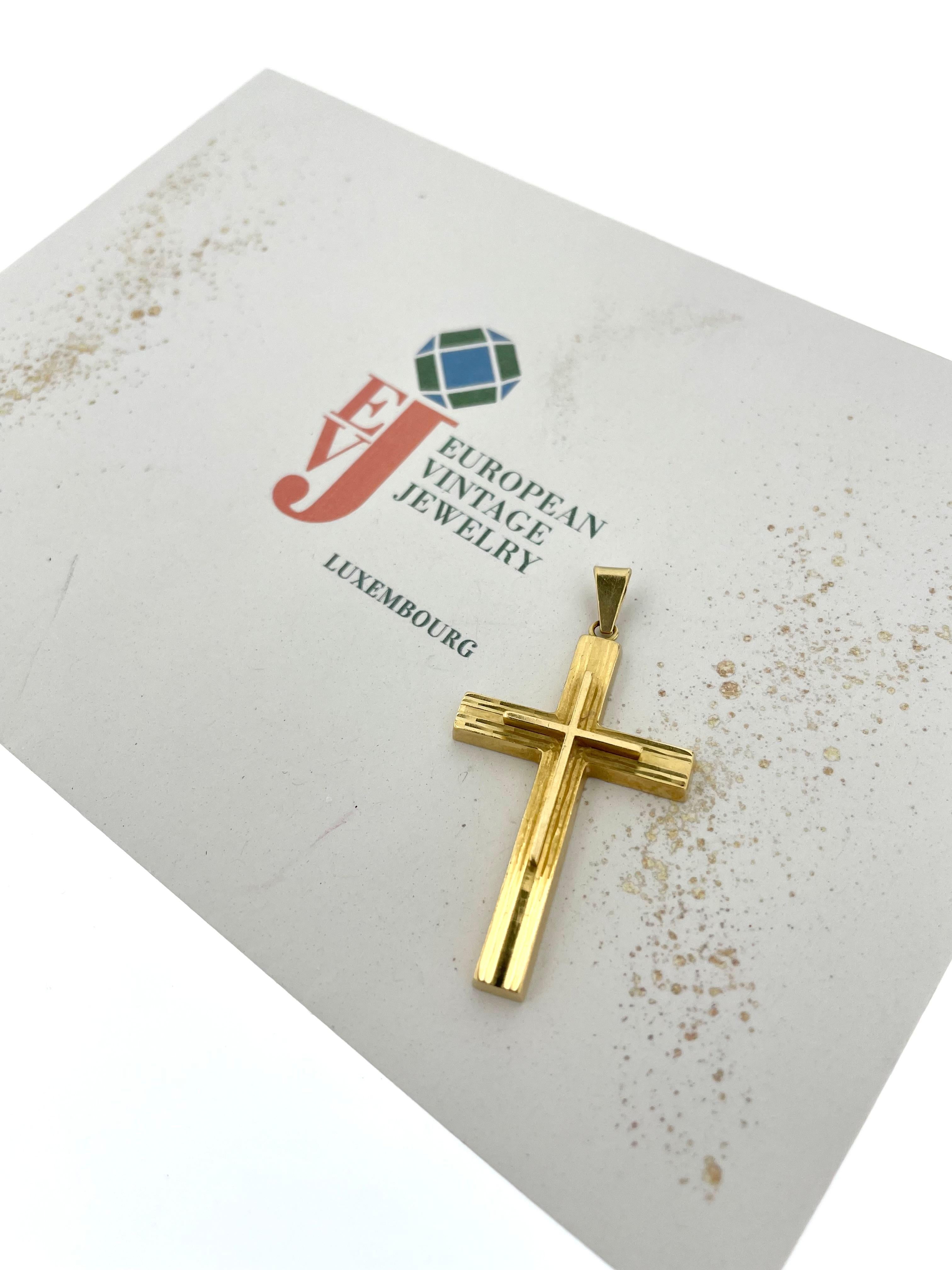 Croix espagnole en or jaune 18 carats en vente 2