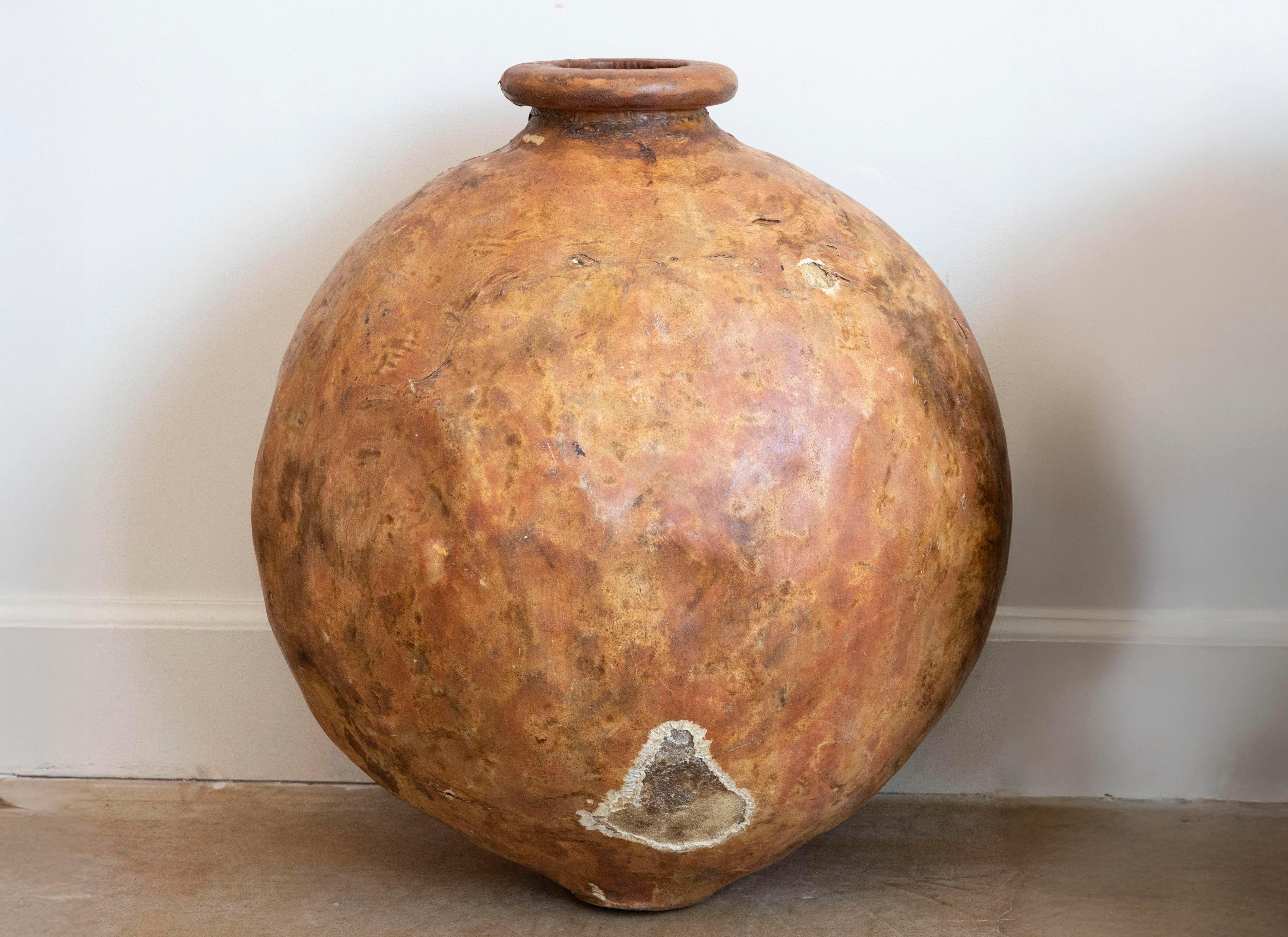 Jarre espagnole en papier mâché, exceptionnellement rare et sculpturale, datant du début du 19e siècle, destinée à l'origine à imiter la forme et la présence des récipients traditionnels pour l'huile d'olive ou le vin. Fabriquée à la main avec une