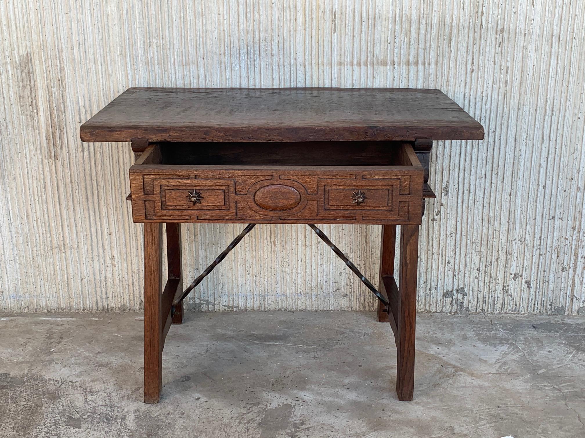 Spanish 1880s Walnut Side Table or Lady Desk, Carved Legs and Iron Stretcher For Sale 5
