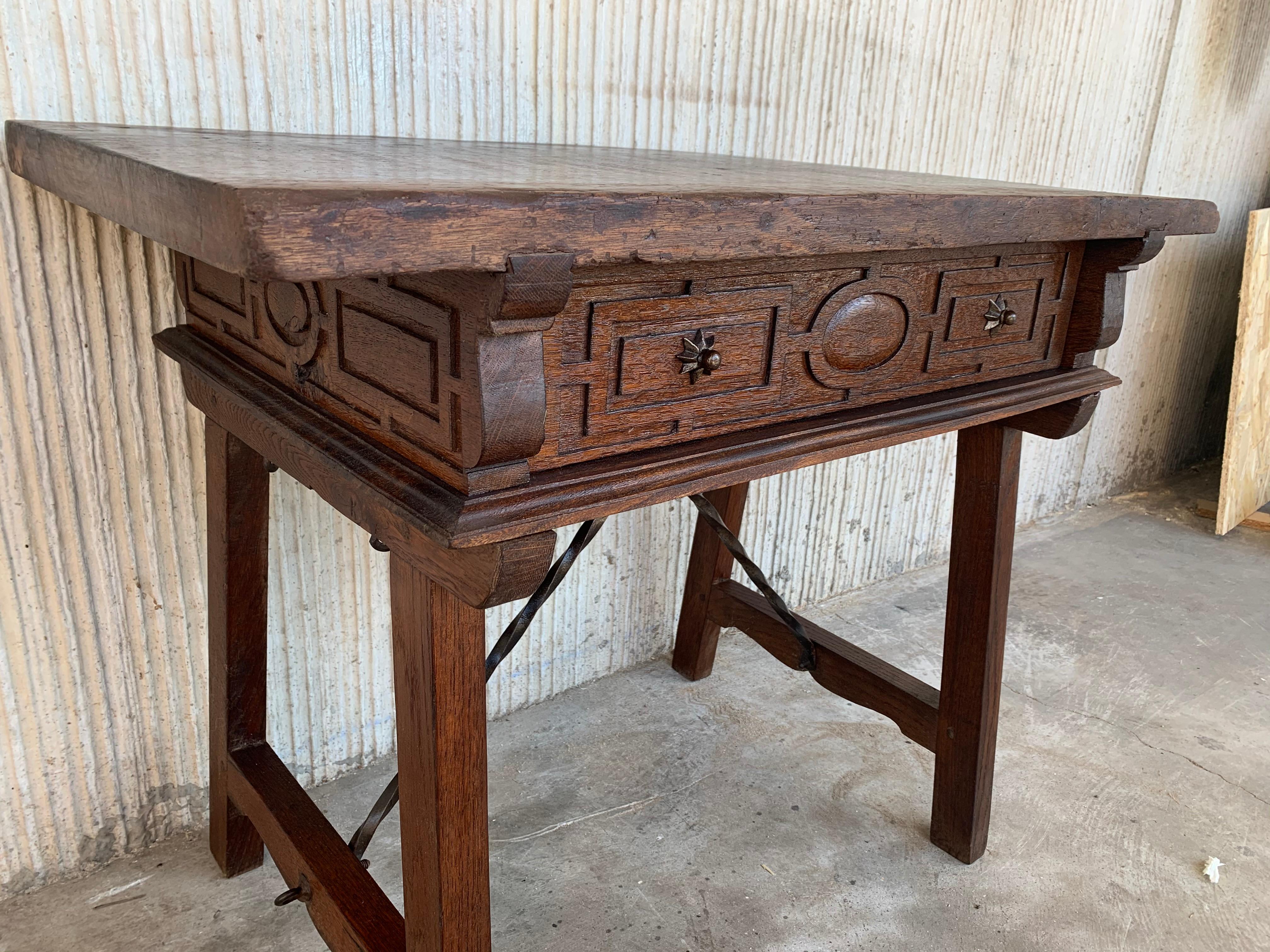 Spanish 1880s Walnut Side Table or Lady Desk, Carved Legs and Iron Stretcher For Sale 7